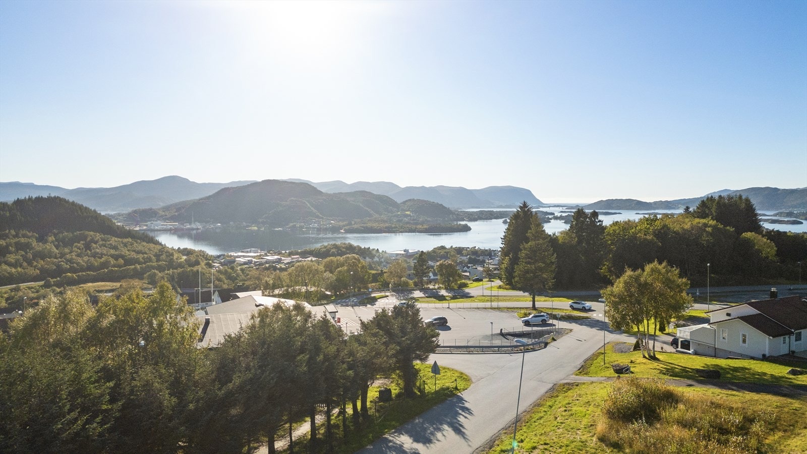 Fantastisk utsikt over vakre fjorder og grønne omgivelser, perfekt for ro og rekreasjon. En sjelden mulighet i naturskjønne omgivelser. Galleribilde