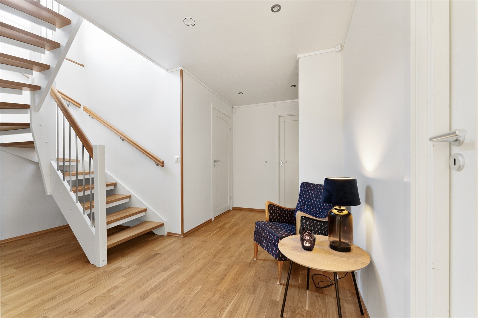 Lys og innbydende gang med moderne trapp og stilrene detaljer. Galleribilde