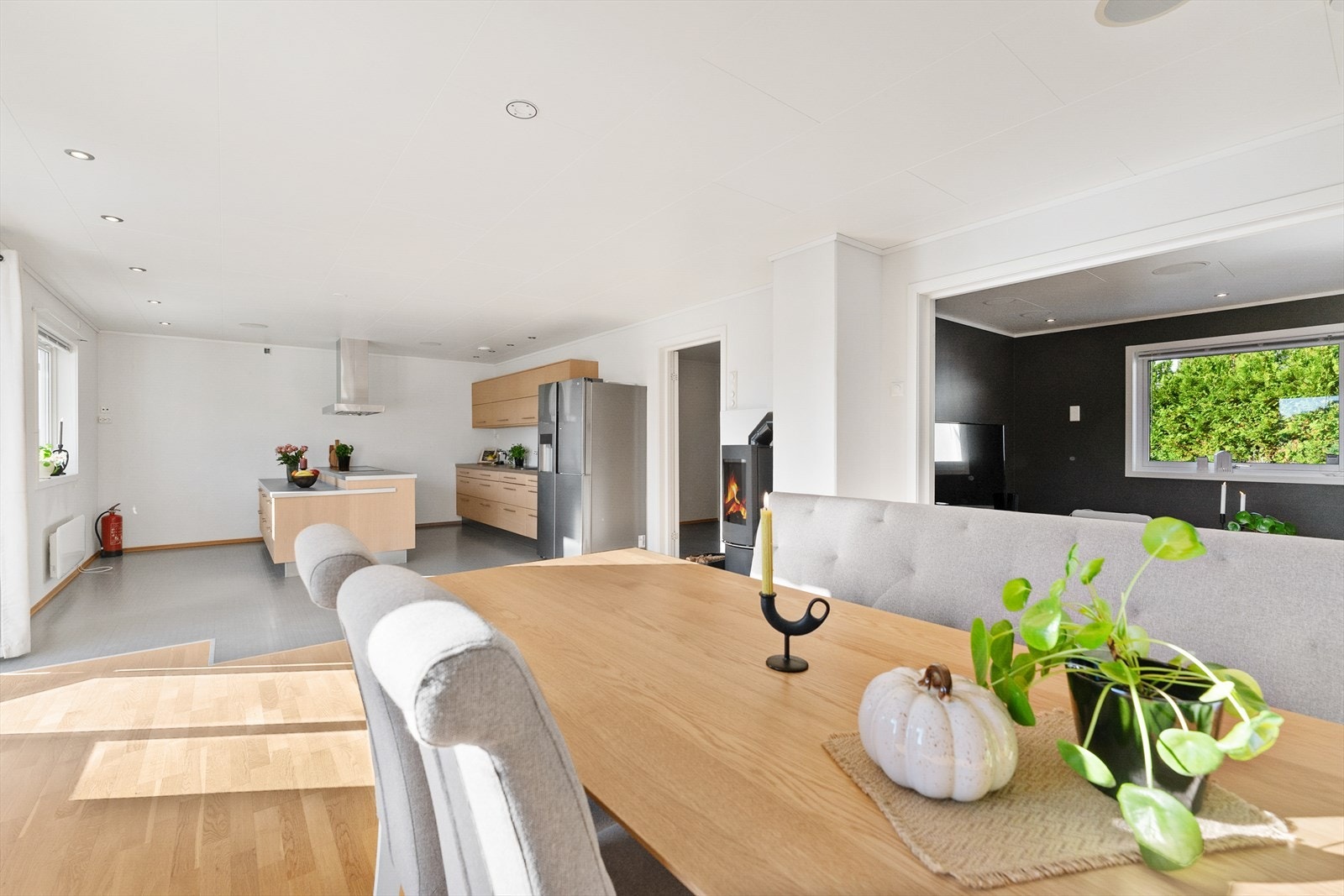 Moderne og romslig kjøkken- og spisestueløsning med mye naturlig lys, perfekt for sosiale sammenkomster og hverdagsliv. Galleribilde