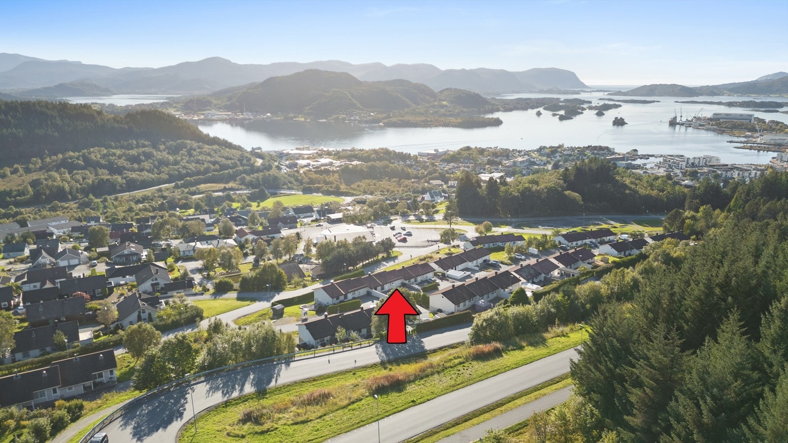 Eiendommen har god beliggenhet med kort avstand til turstier, barnehager, dagligvarebutikk, idrettsanlegg, videregående skole, folkehøyskole, dagligvarebutikk, barne/ungdomsskole og Ulsteinvik sentrum. Galleribilde