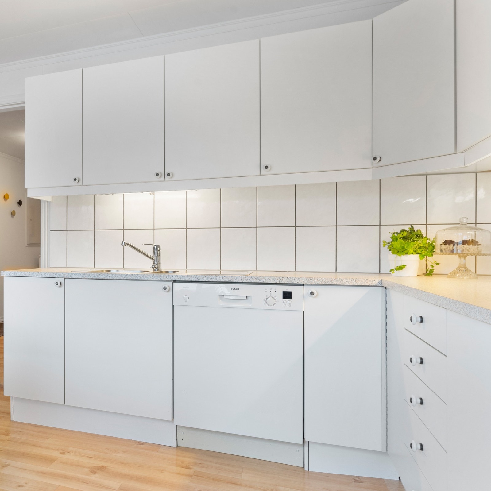 Det er godt med både benk- og oppbevaringsplass Galleribilde