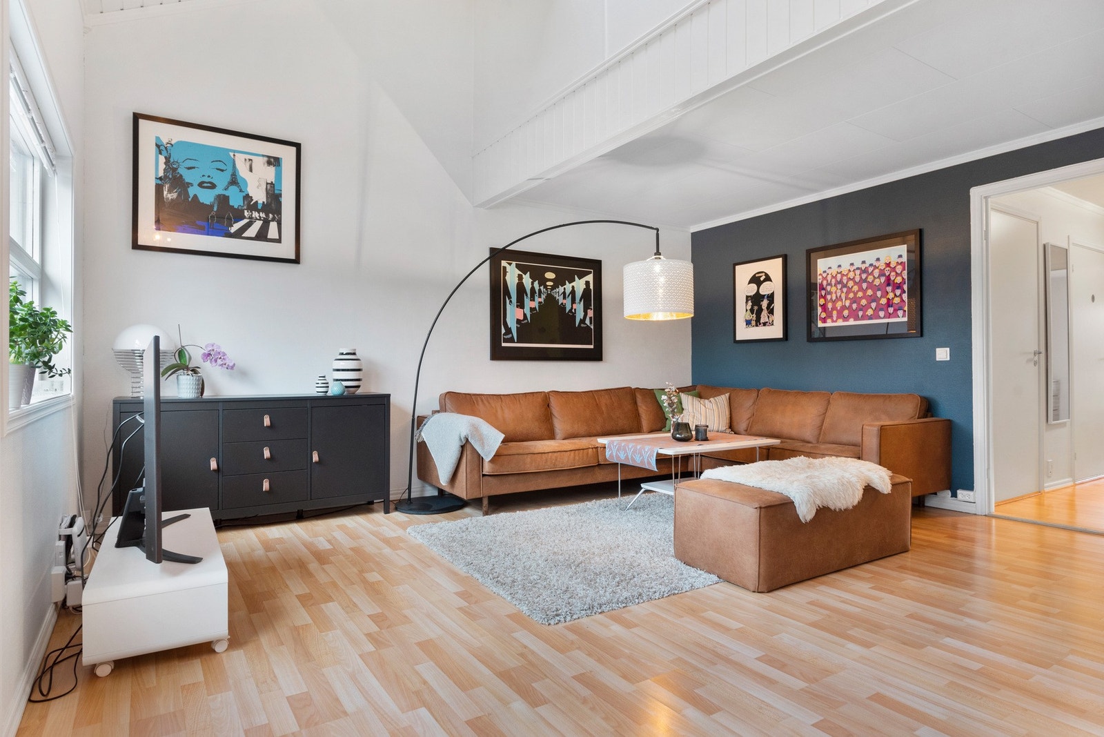 Stue - 26 kvm. Den generøse takhøyden gir leiligheten et moderne uttrykk Galleribilde