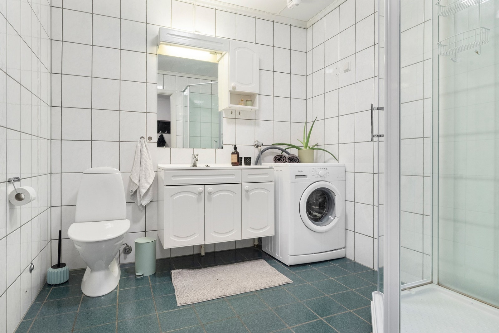 Bad i hovedplan - 6 kvm. Utstyrt med toalett, servantskap, dusjkabinett og opplegg for vaskemaskin Galleribilde