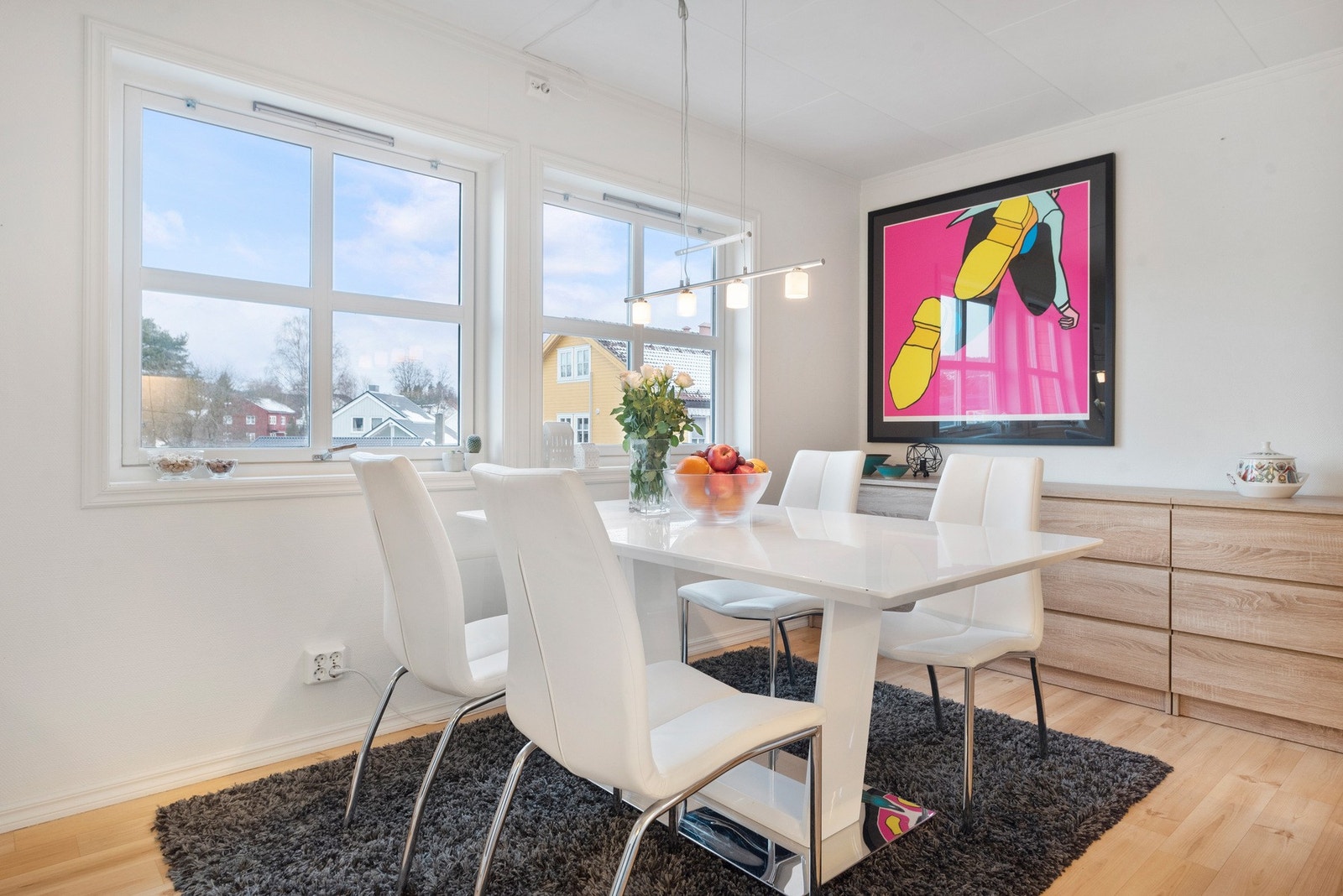 Det romslige kjøkkenet har også god plass til spisebord. Galleribilde