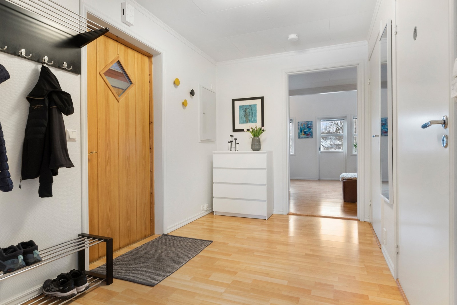 Entréen er plassert i hovedplan og måler 8,5 kvm. Galleribilde