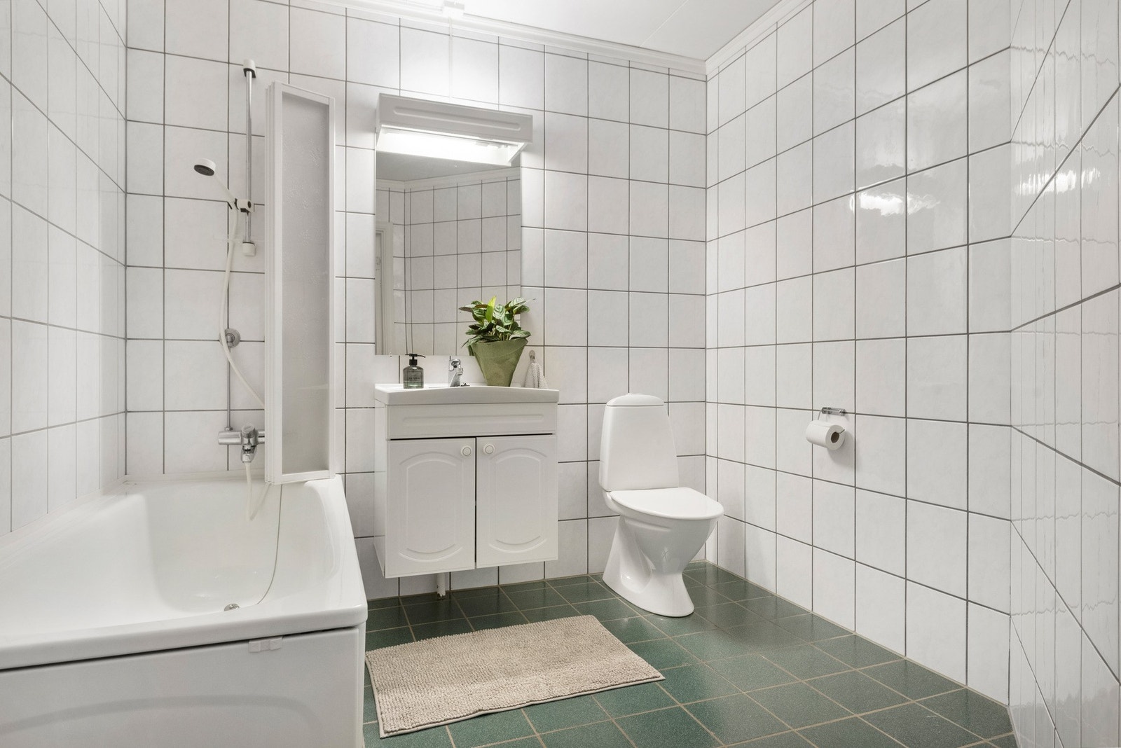 Bad - 5,5 kvm. Utstyrt med servantskap, badekar og toalett. Galleribilde