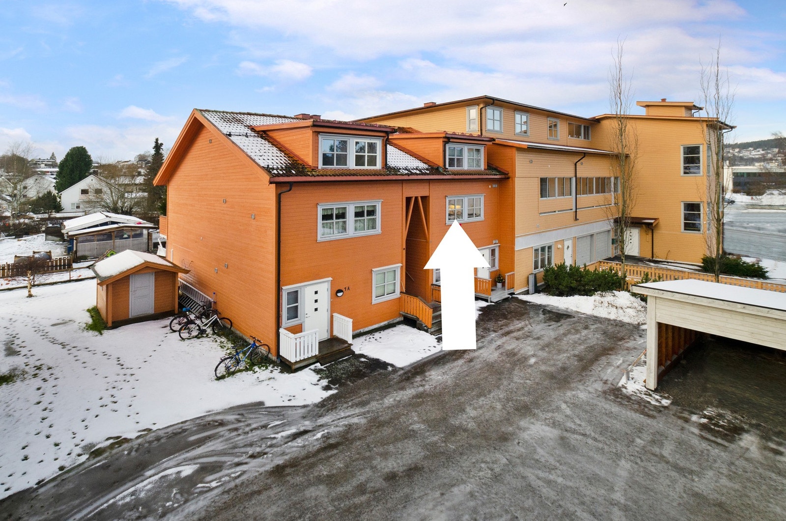 Leiligheten har parkering i carport i fellesanlegg Galleribilde