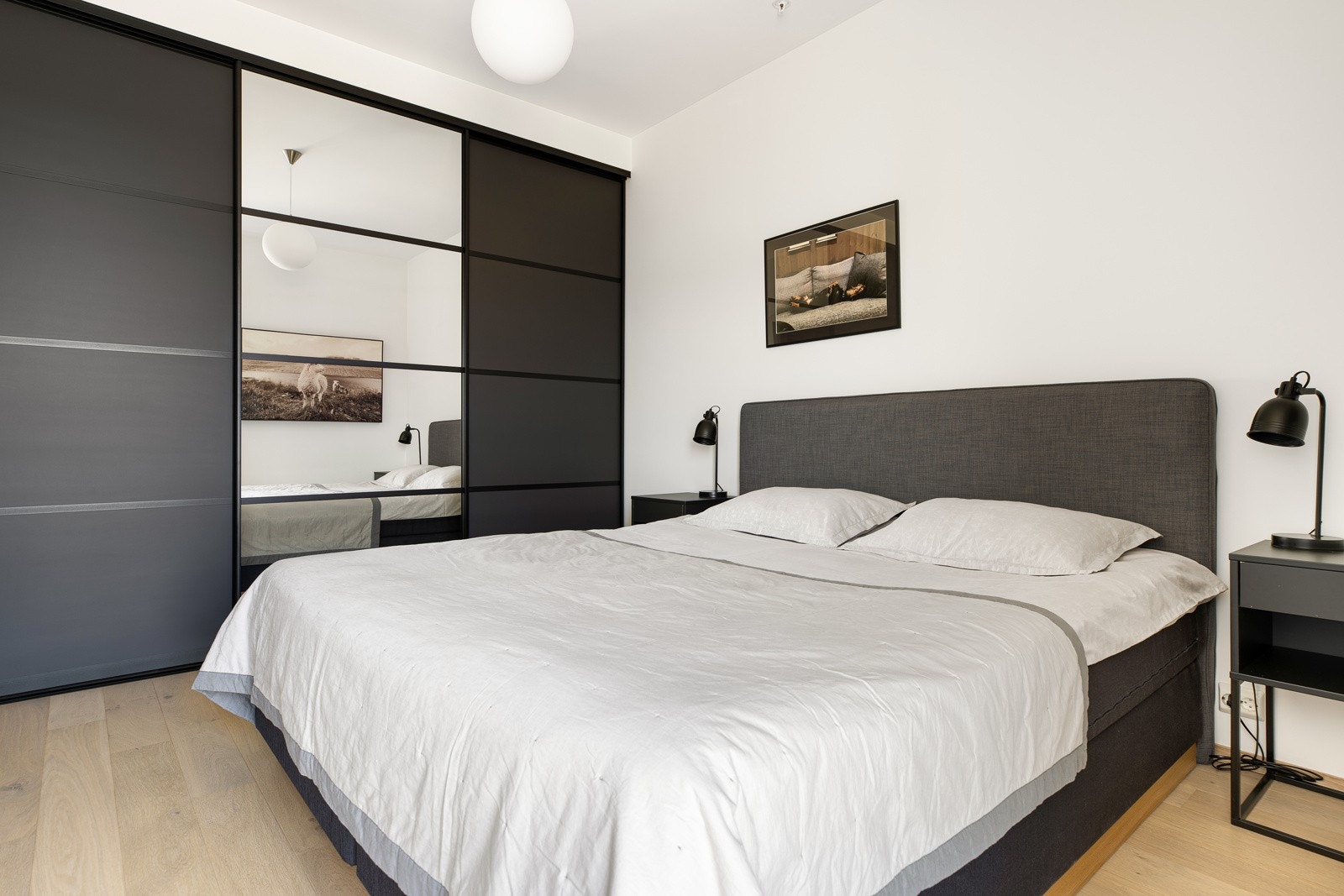 Stor skyvedørsgarderobe på soverommet Galleribilde