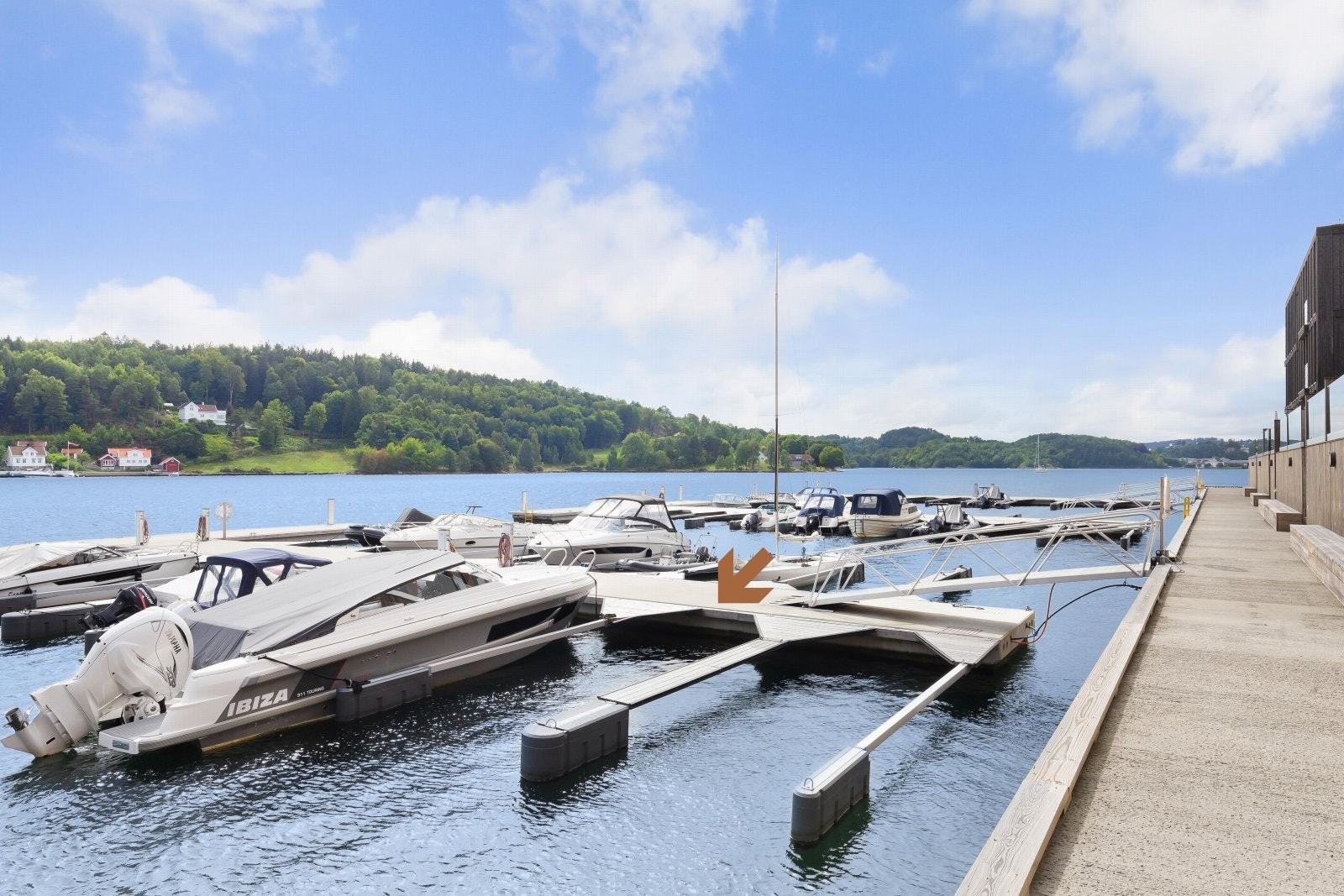 Mulighet for kjøp av bryggeplass på ca 3.5 meter med mulighet for båt opptil 30 fot (plass c-12) Galleribilde