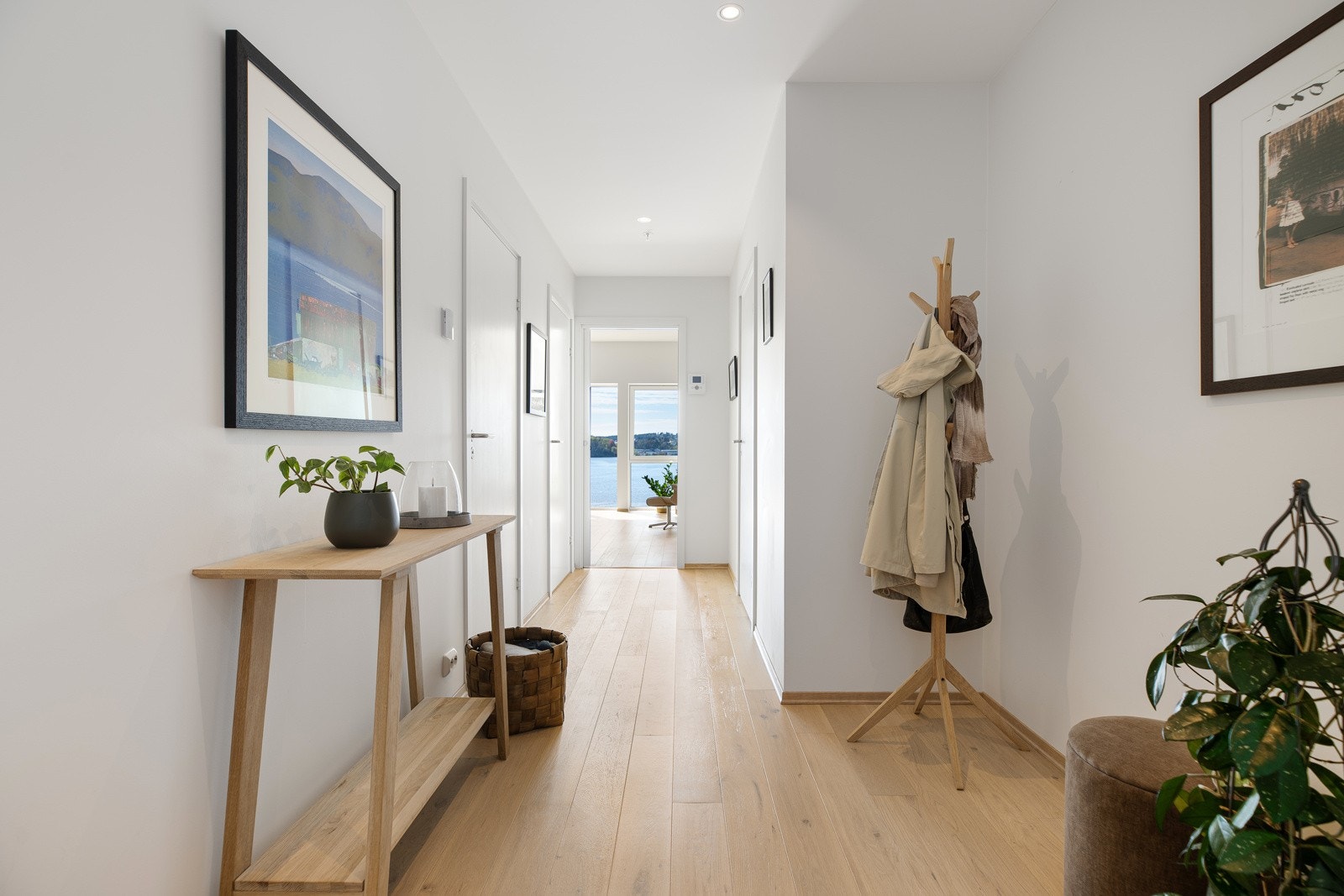 Med én gang du kommer inn blir blikket dratt rett frem, mot utsikten Galleribilde