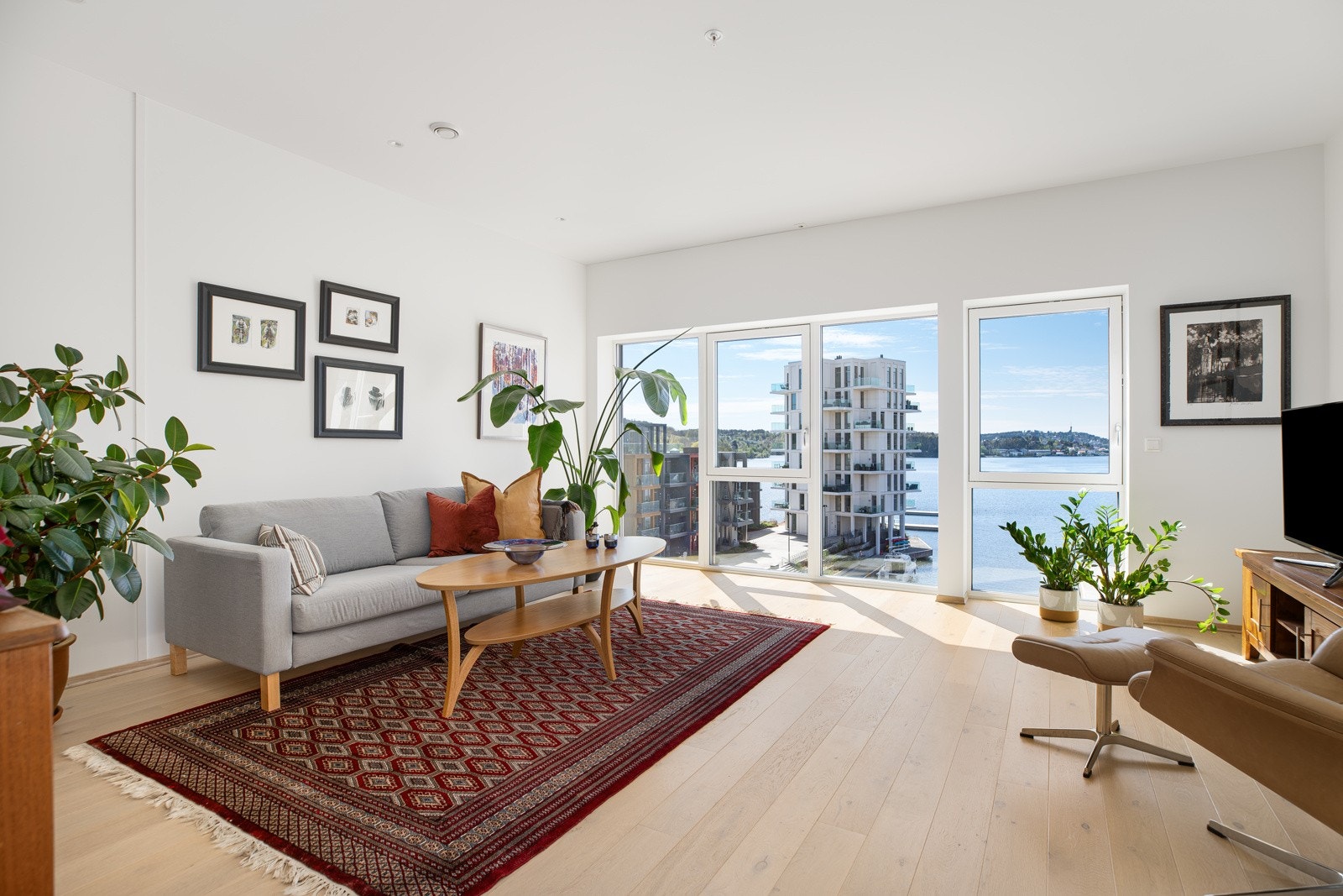 Store vinduer fra gulv til tak gir nydelig lys og en utrolig flott utsikt Galleribilde