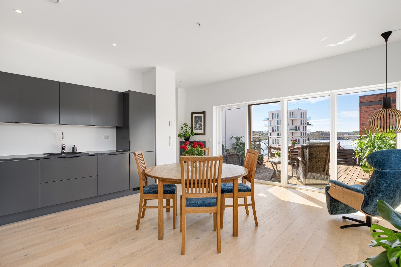 Det er svært gode naturlige lysforhold i dette rommet med store vindusflater Galleribilde