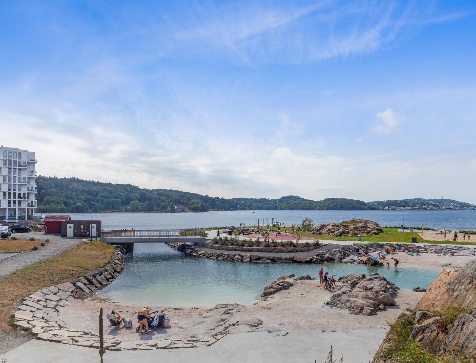 Løkholmen byr på flotte sandstrender og lekeplass Galleribilde