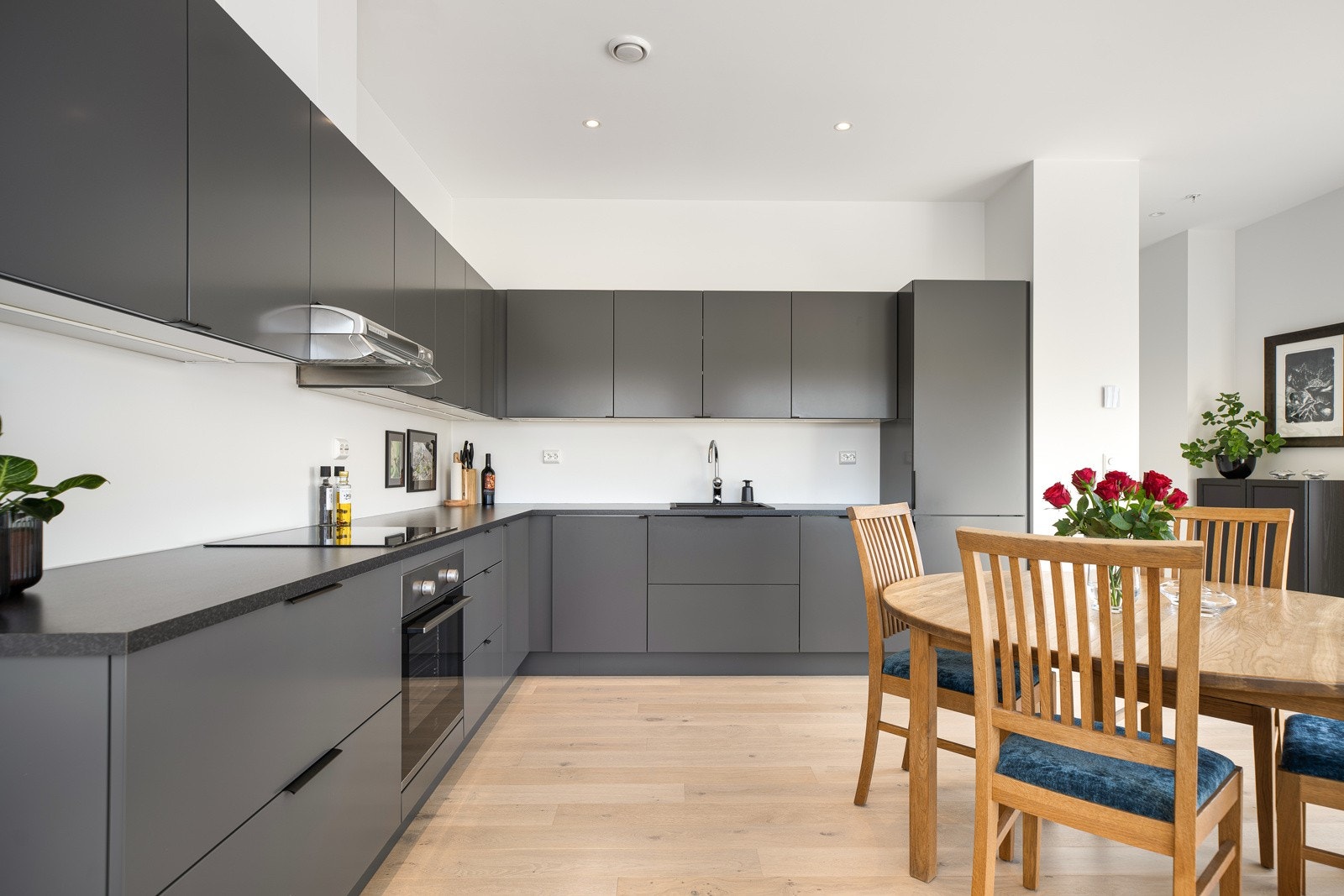 Det er godt med skap- og benkeplass på kjøkkenet og integrerte hvitevarer som stekeovn, platetopp, kjøl/frys og oppvaskmaskin Galleribilde