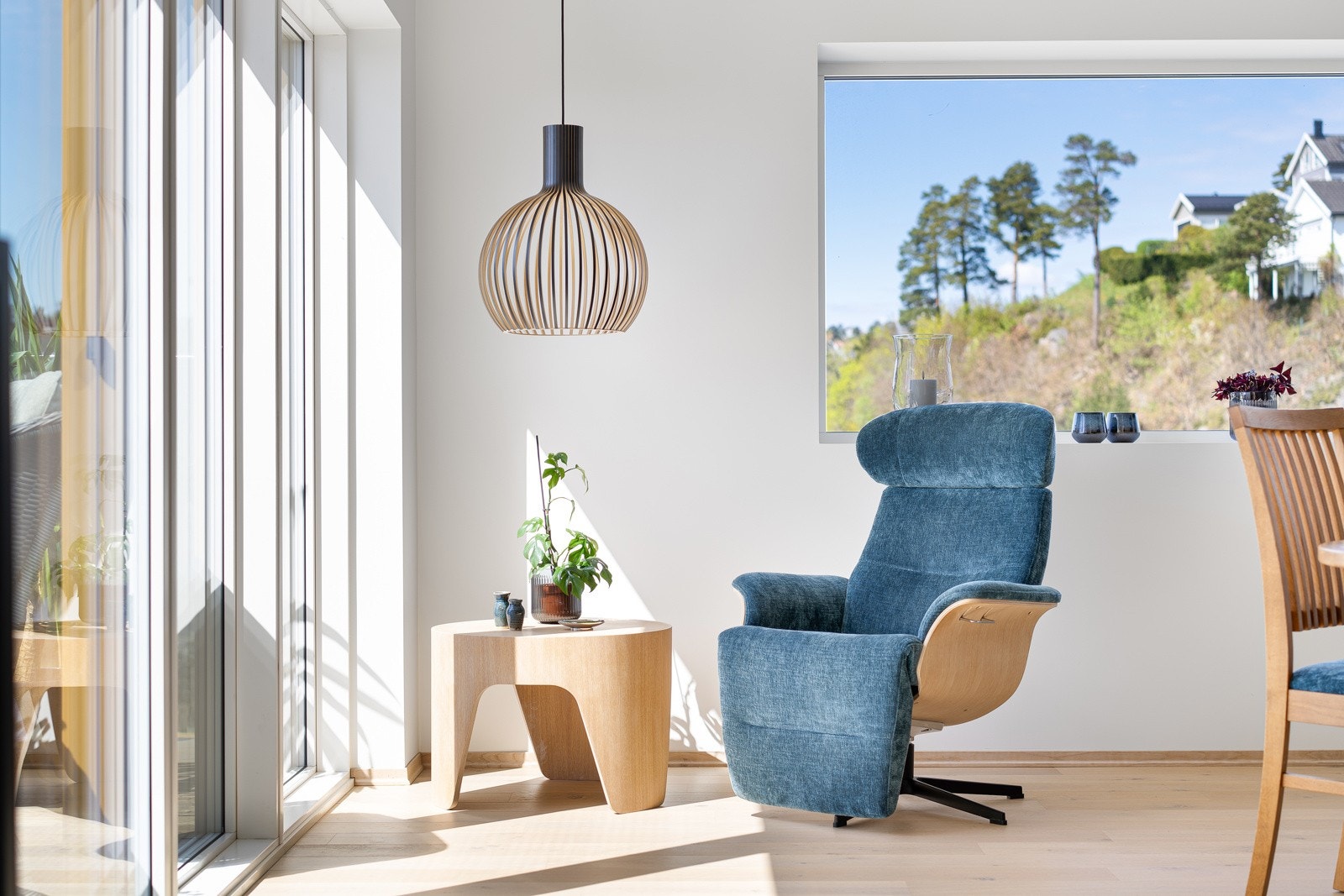 Flott lesekrok i hjørnet ved vinduene med utsikt mot Tromøysund Galleribilde