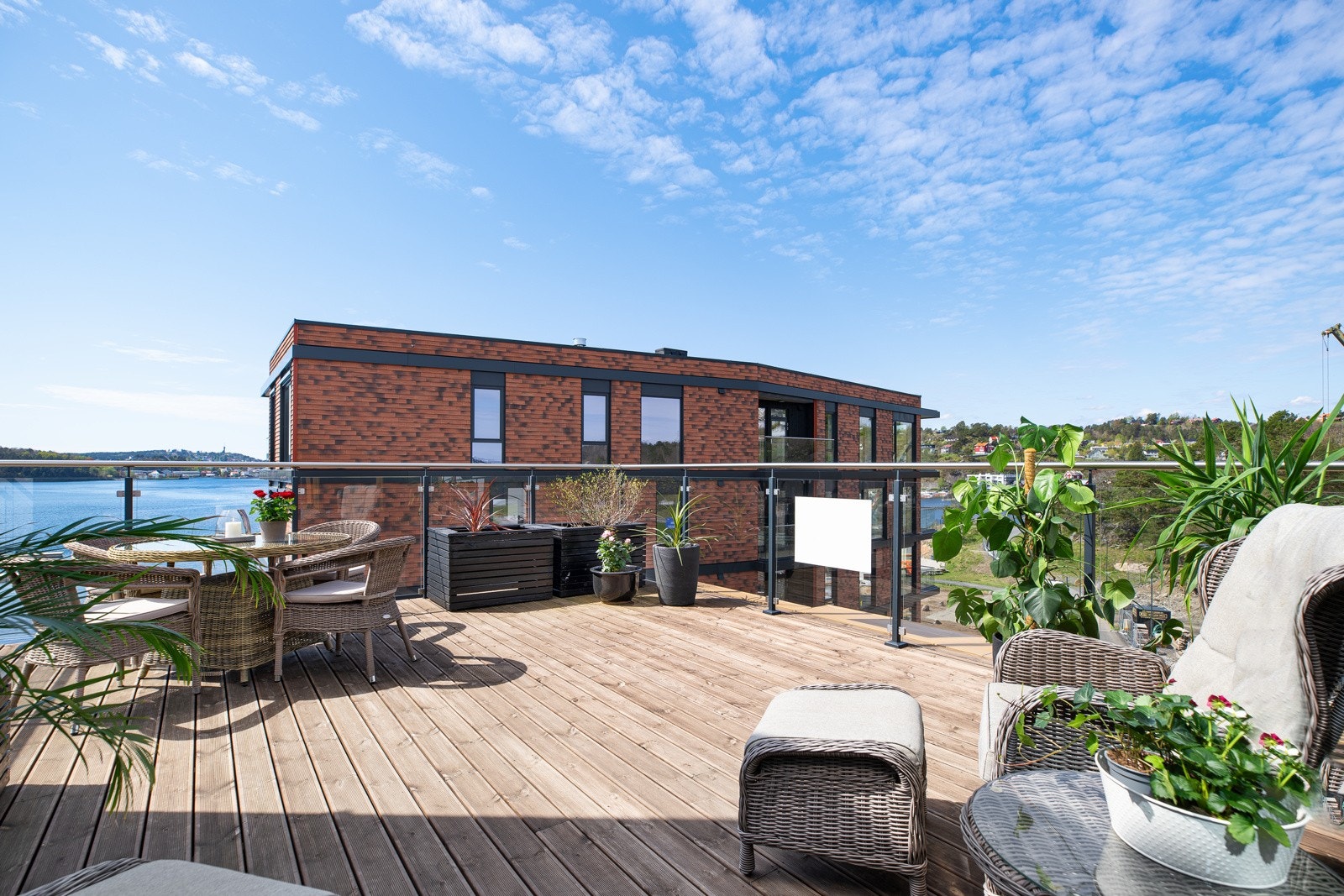 En fantastisk takterrasse på ca 30 kvm med sjøutsikt og glimrende solforhold Galleribilde