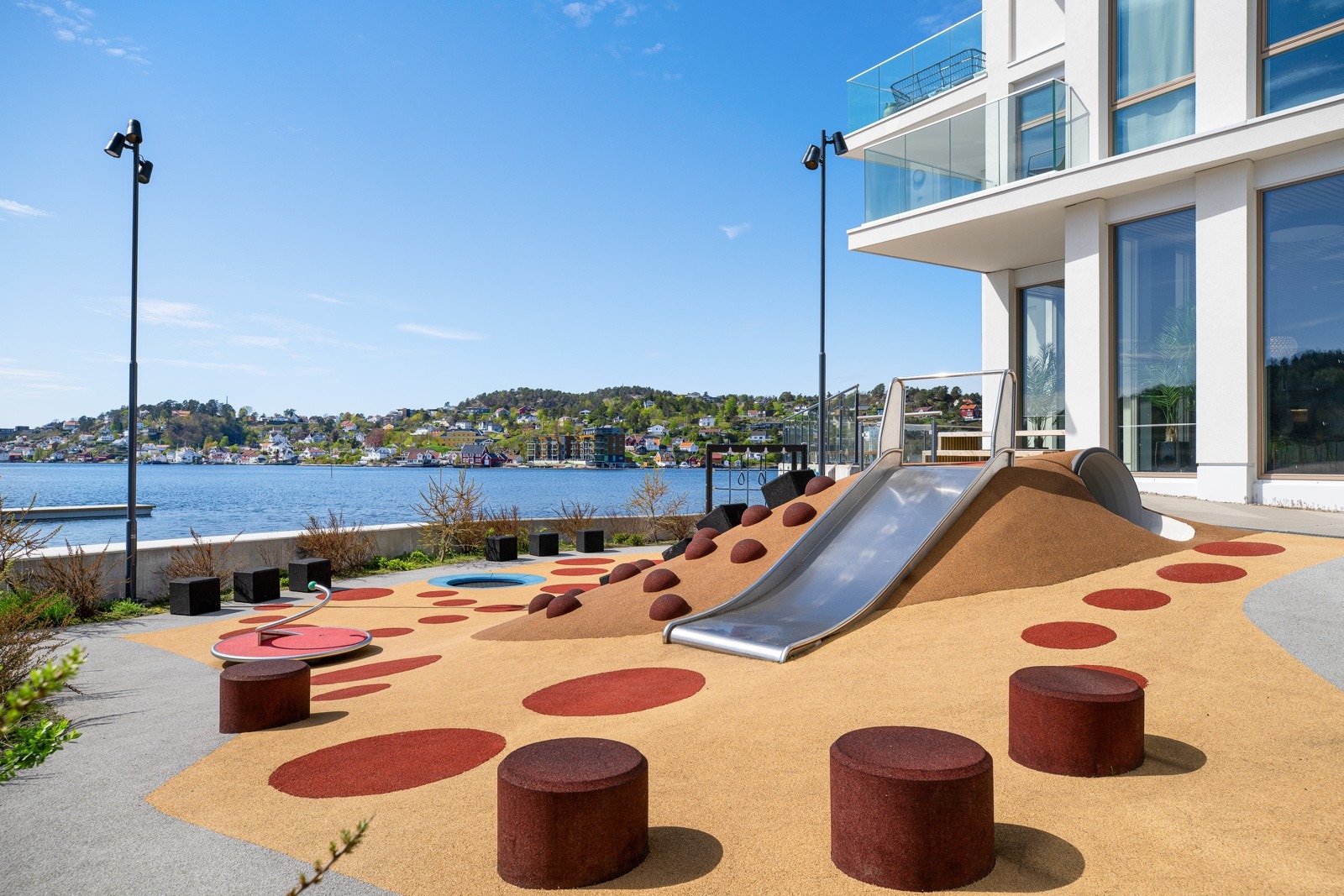 Det er flere lekeplasser i Bryggebyen, her med nydelig utsikt for de voksne mens barna leker Galleribilde