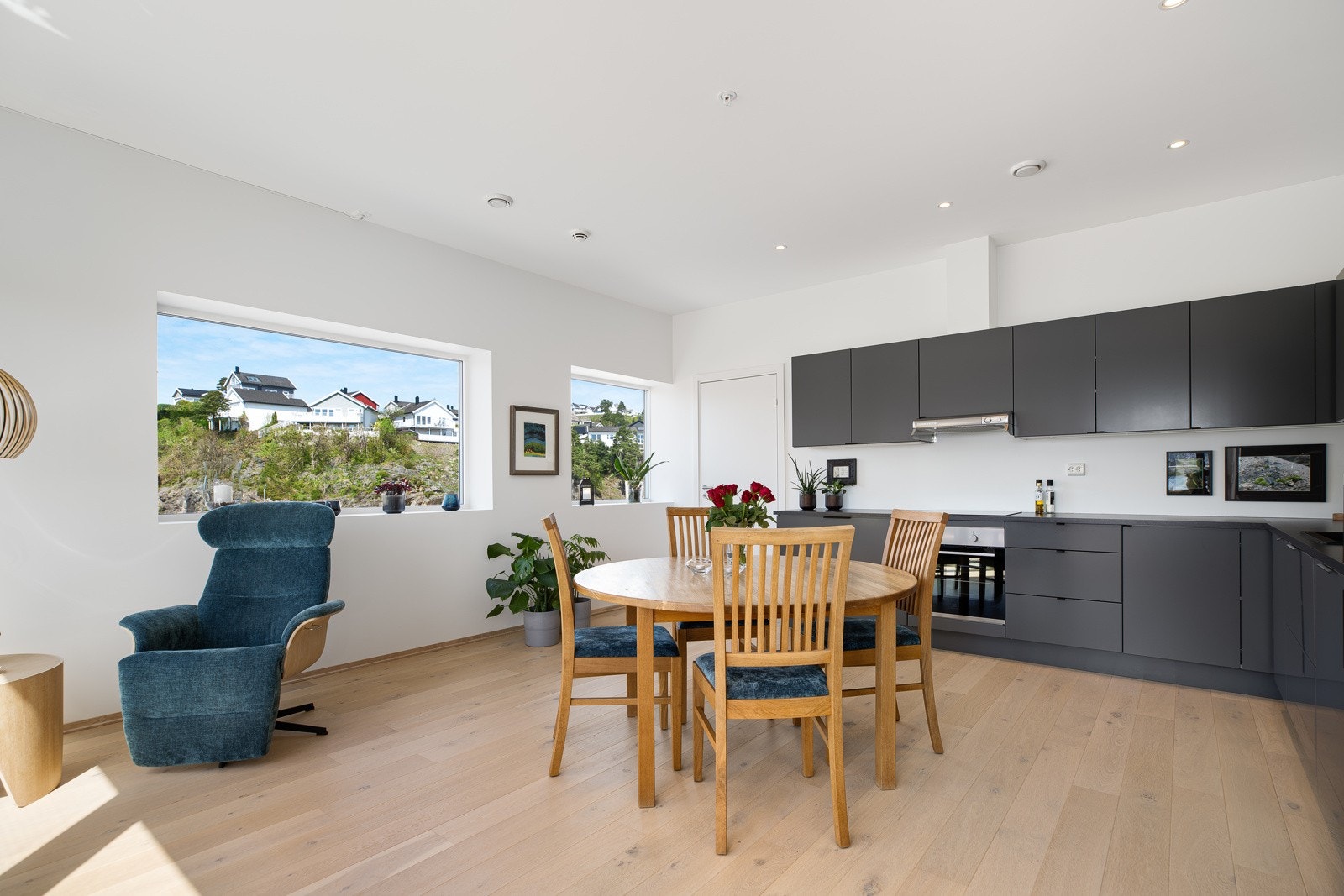 Stort kjøkken med god plass til spisebord. Skyvedører ut til den store takterrassen Galleribilde