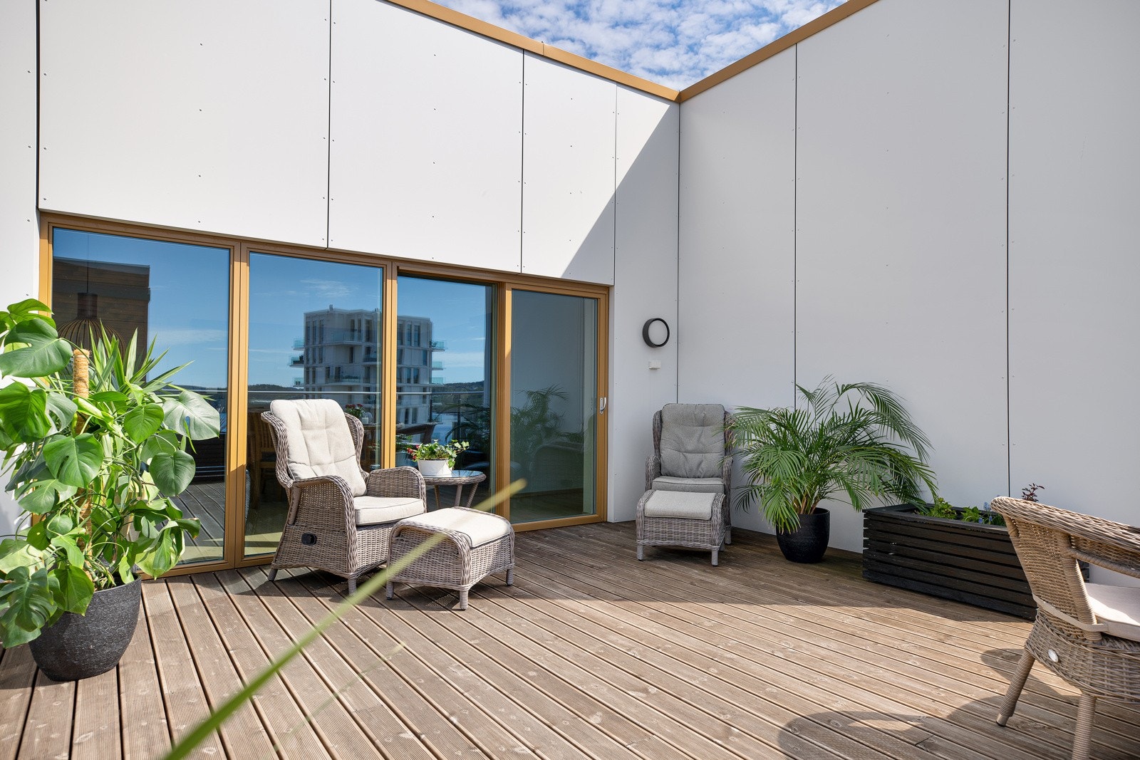 Den andre veien er det utsikt mot Mortenstøbukta og Holmen og her er det kveldssol til ca kl 21.30 sommerstid! Galleribilde