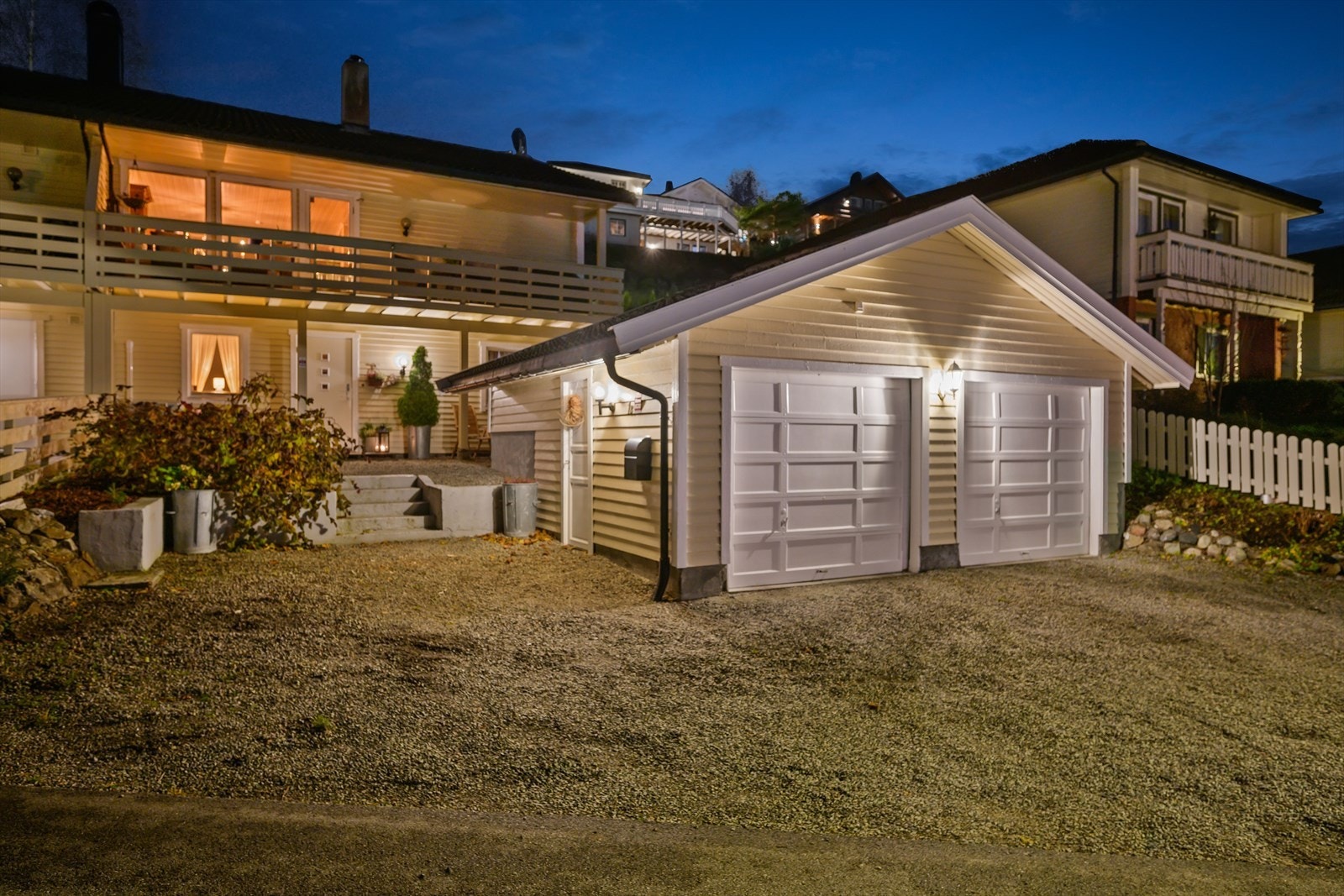 Lun kveldsstemning i ett barnevennlig boligområde. Galleribilde