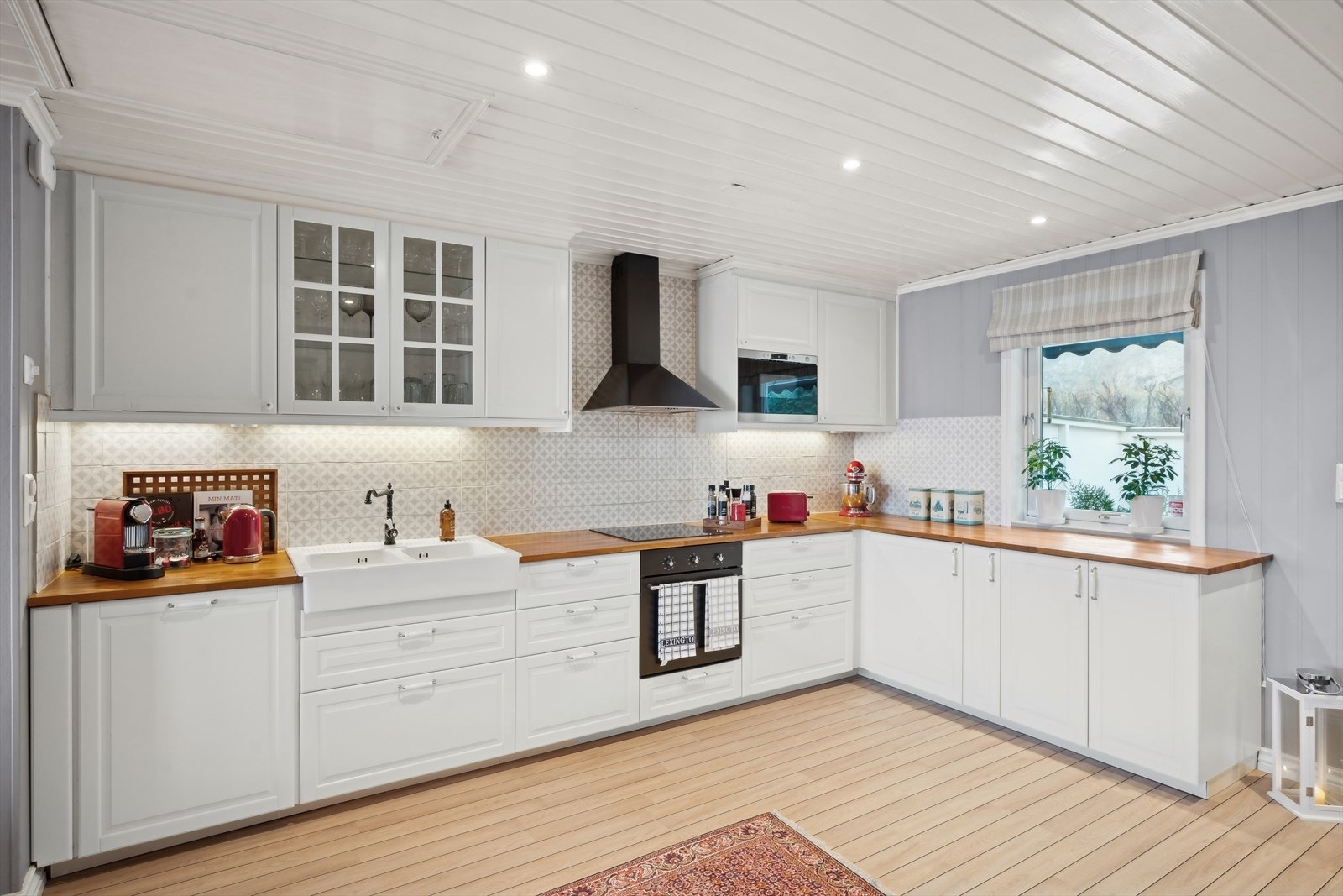 Kjøkkeninnredning fra Ikea med profilerte fronter og benkeplate i heltre. Galleribilde