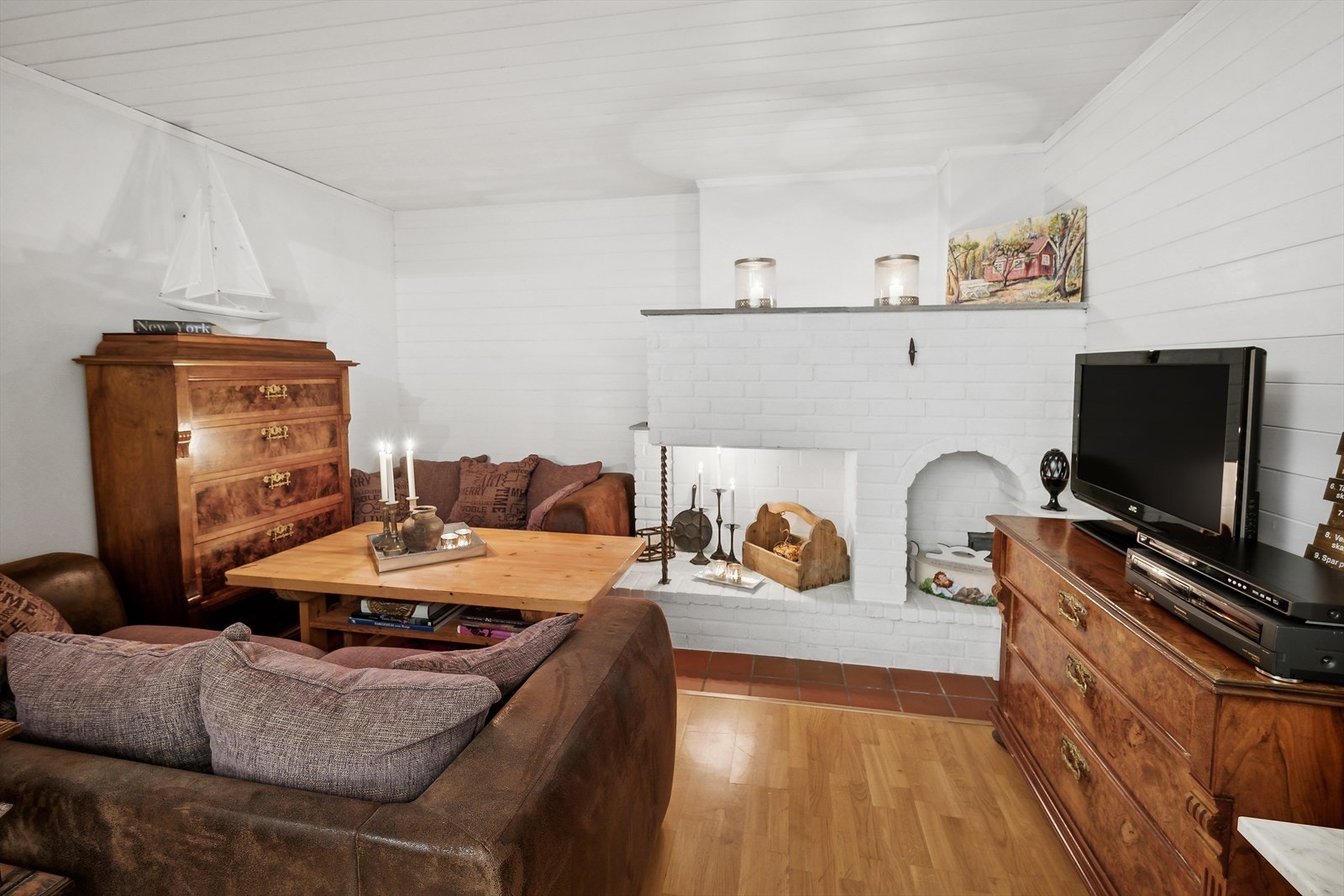 Tilleggsdel innredet som kjellerstue - ikke bruksendret eller godkjent som rom for varig opphold. Se punkt "Ferdigattest". Galleribilde