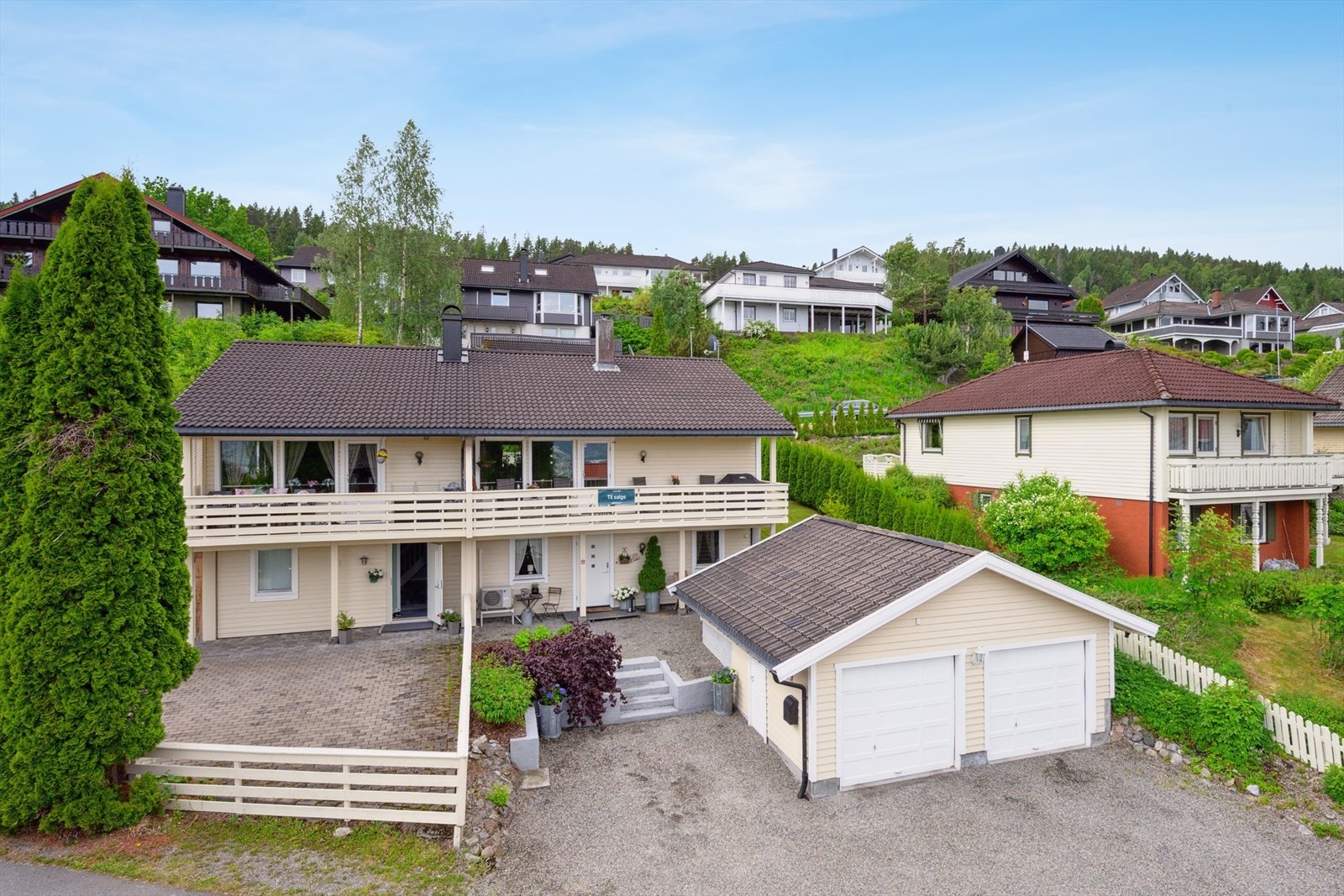 Rødhetteveien 1B presenteres av Christer Hagen V/DNB Eiendom. Tomannsboligen disponerer egendobbelgarasje Galleribilde