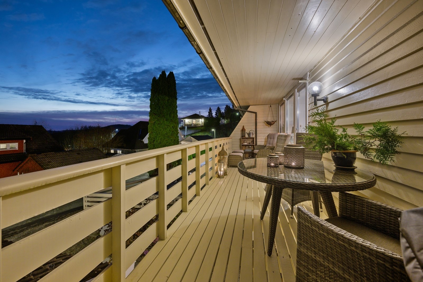 Balkongen er praktisk overbygget og har god plass til sittegrupper. Galleribilde