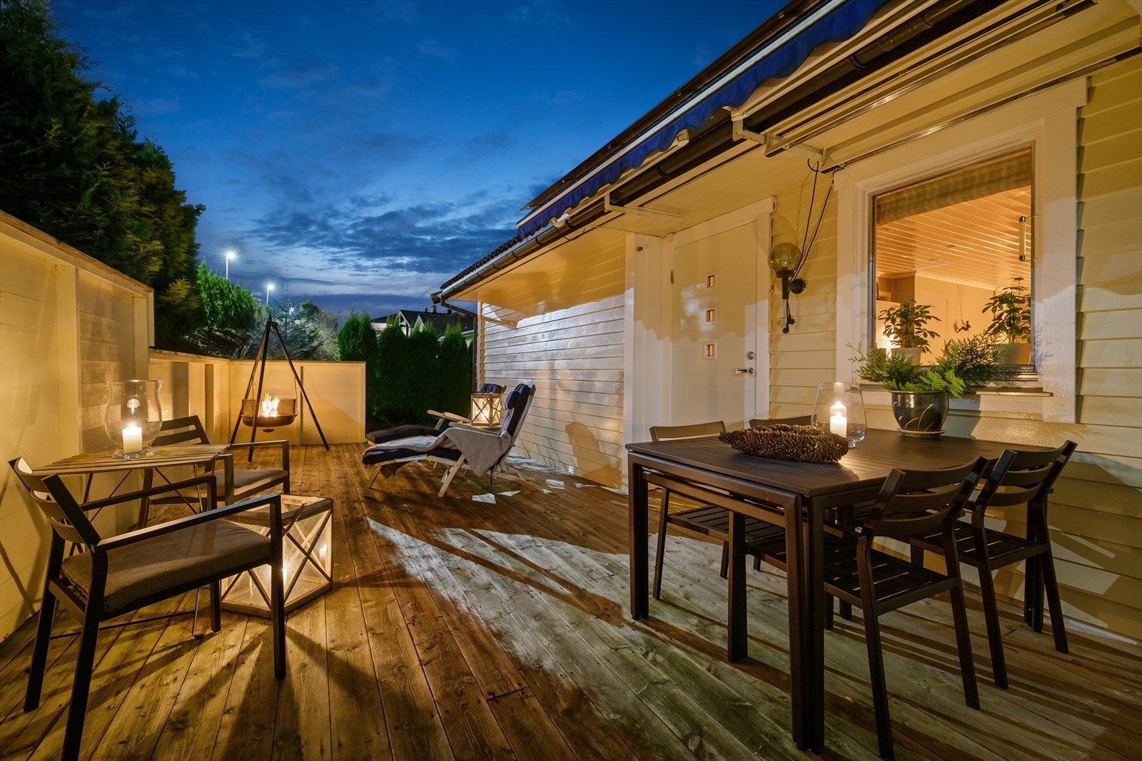 På baksiden av boligen finnes det en romslig terrasse med god plass til utemøbler. Galleribilde