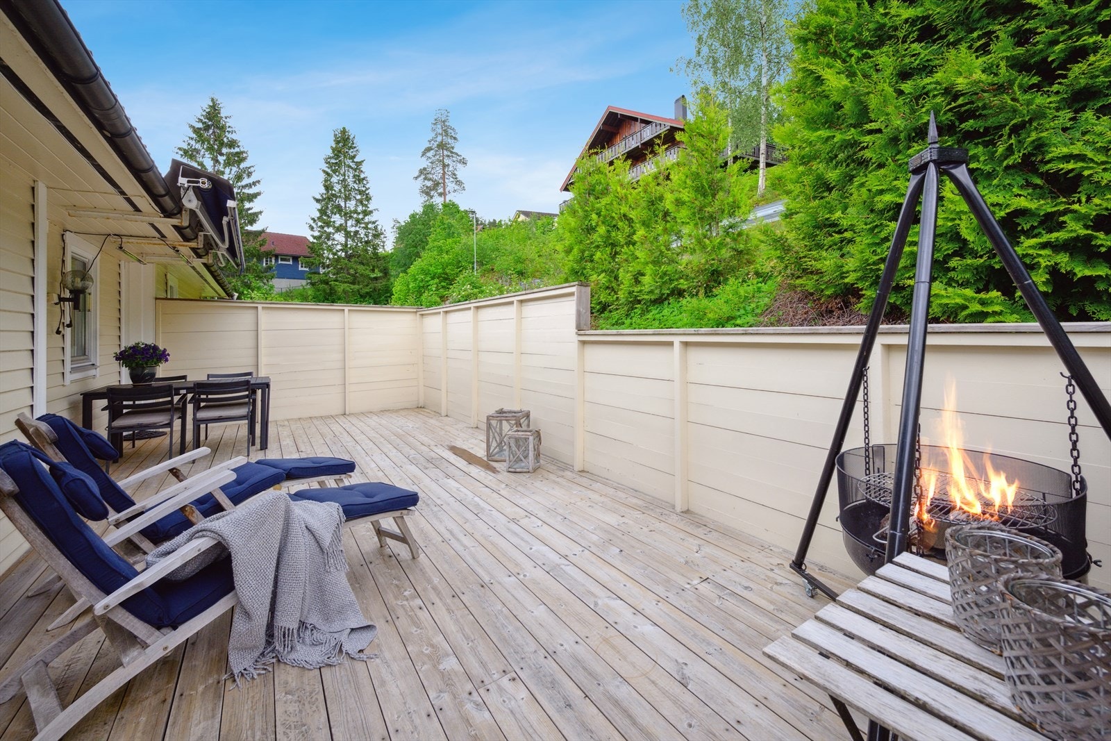 Koselig terasse med bålpanne Galleribilde