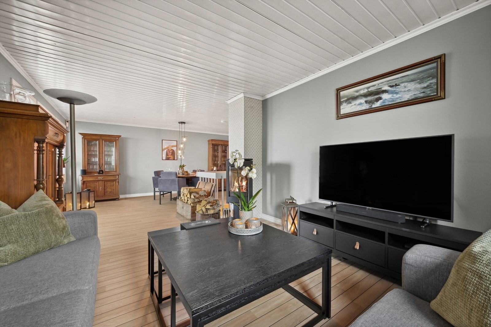 Stuen i første etasje er romslig og innbydende, med god plass til både sofagruppe og spiseområde. Galleribilde