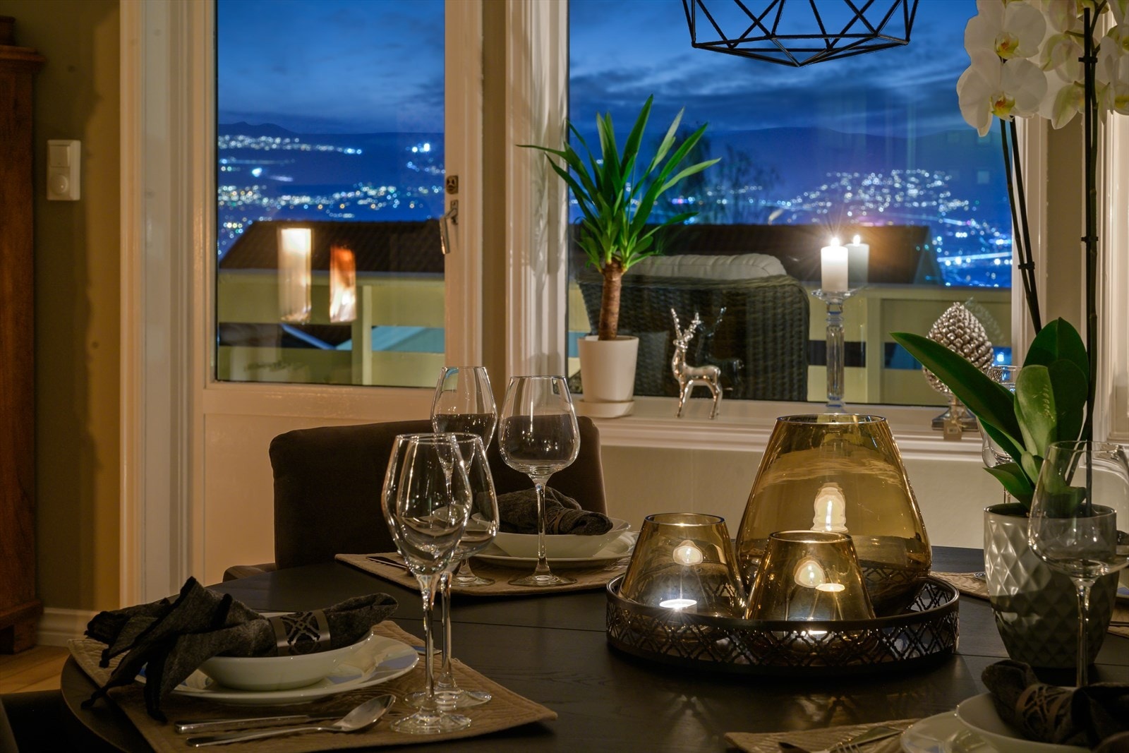 Fra stuen/spisestuen kan man nyte et herlig måltid samtidig som man beundrer den vakre utsikten. Galleribilde