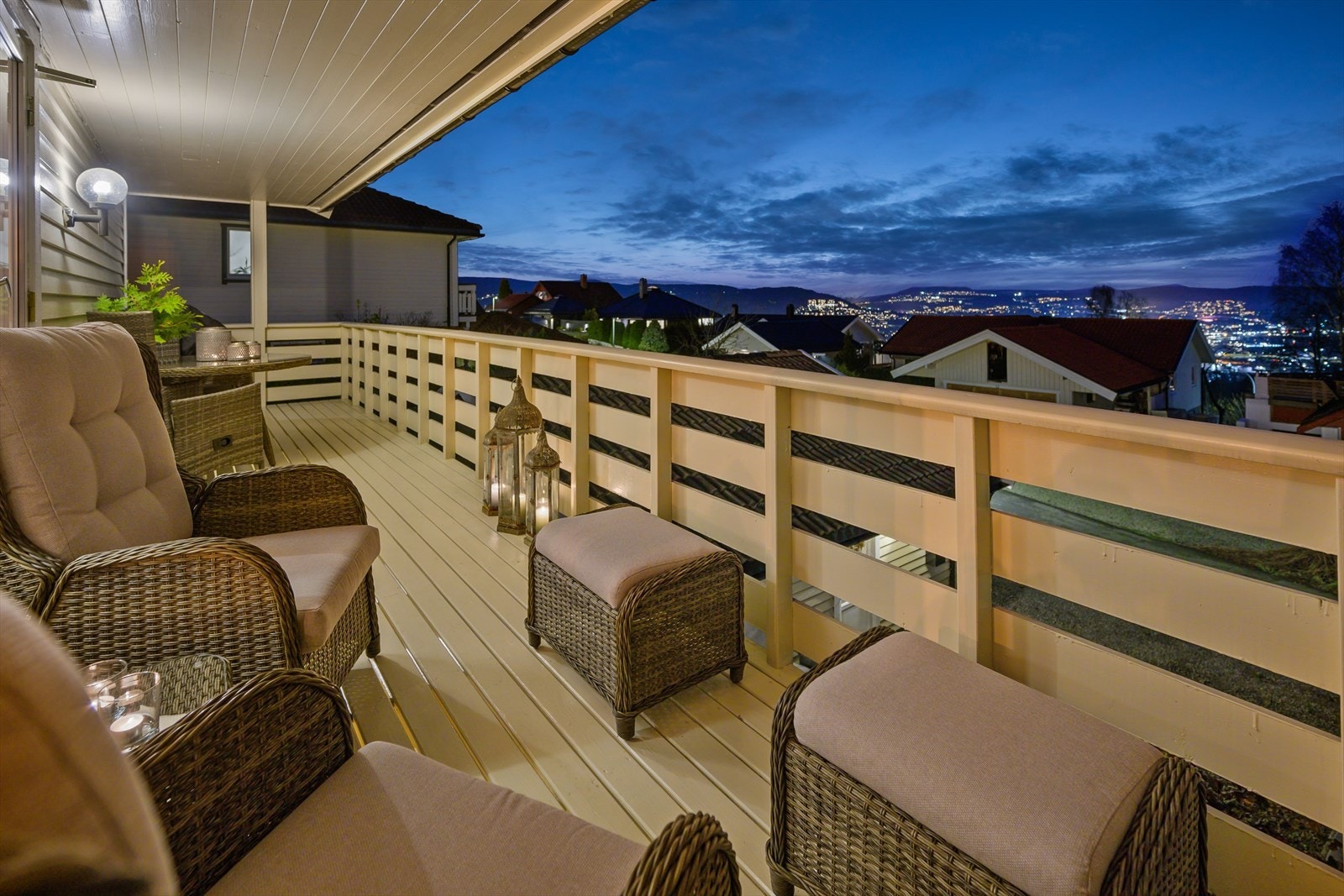 Hjemmet byr på en herlig balkong som gir fantastisk utsikt. Galleribilde