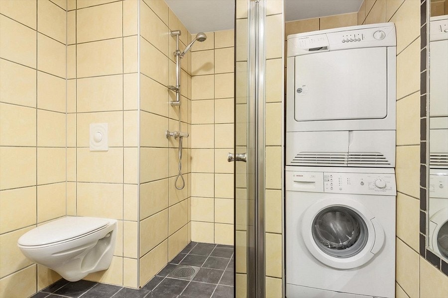 Bath with washing machine and dryer Galleribilde