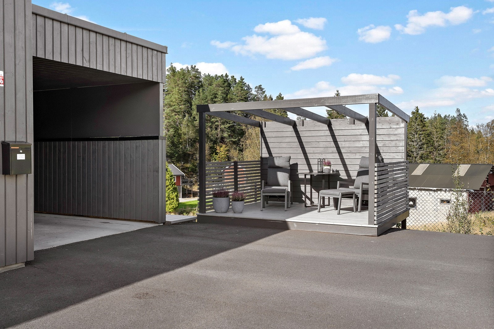 På inngangssiden er det satt opp pergola av nåværende eier. Galleribilde