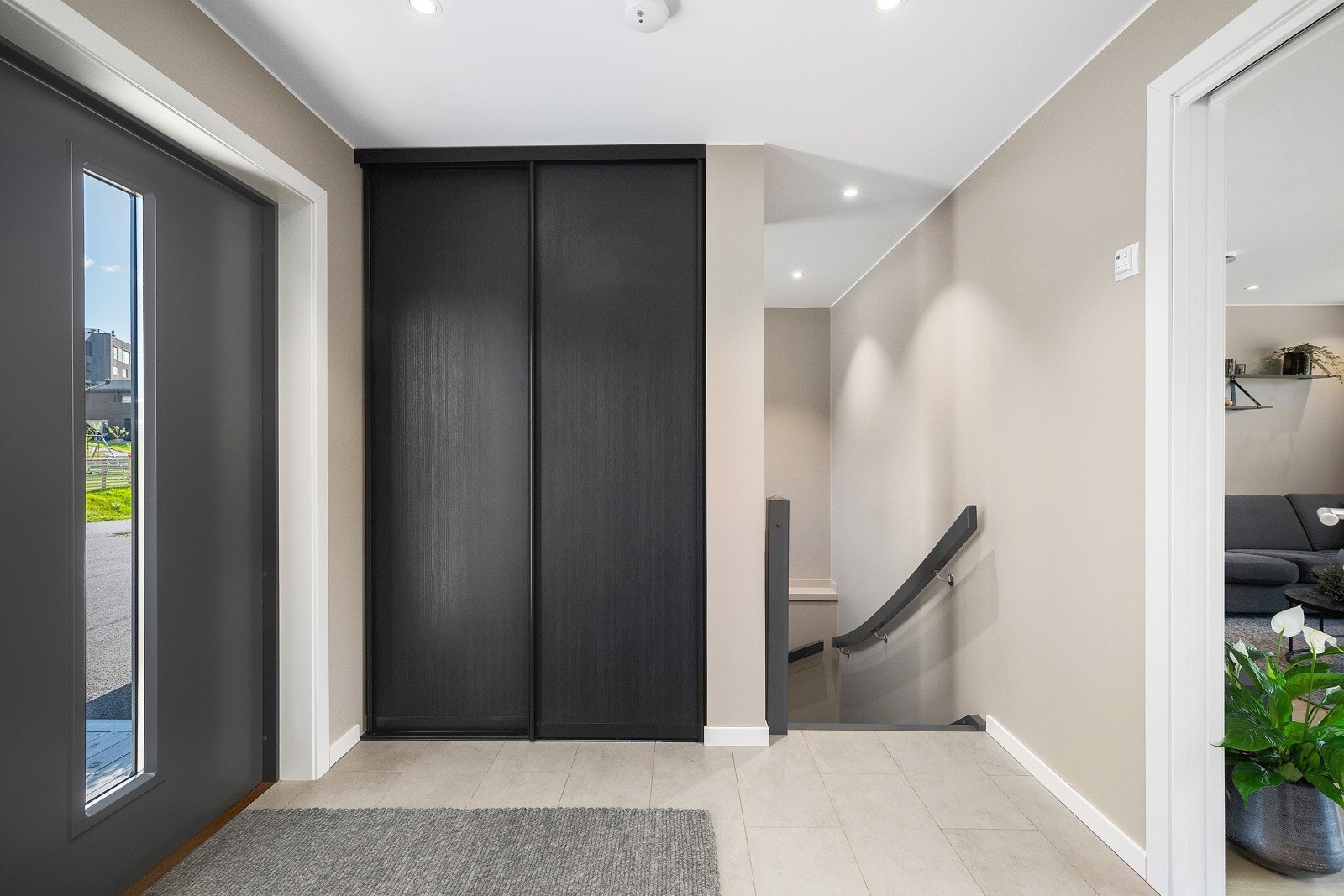 Boligne har stor og innbydende hall med flislagt gulv, varmekabler og god oppbevaringsplass for familiens yttertøy. Galleribilde