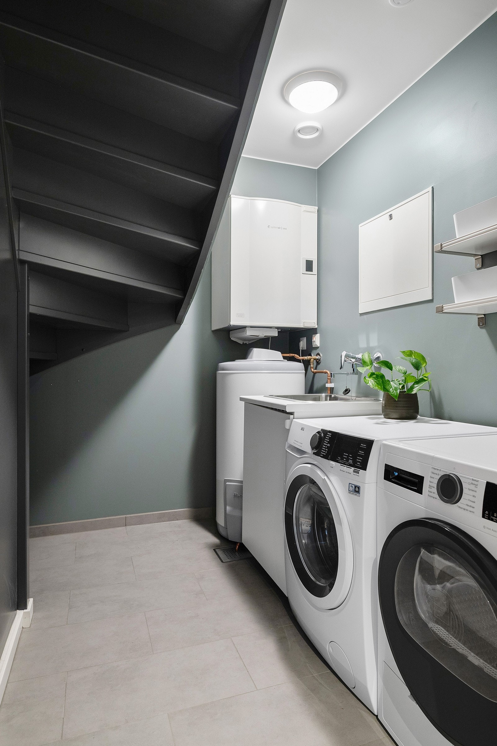 Vaskerom/bod med opplegg for både vaskemaskin og tørketrommel. Rommet er ikke bruksendret fra tilleggsdel til hoveddel. Galleribilde