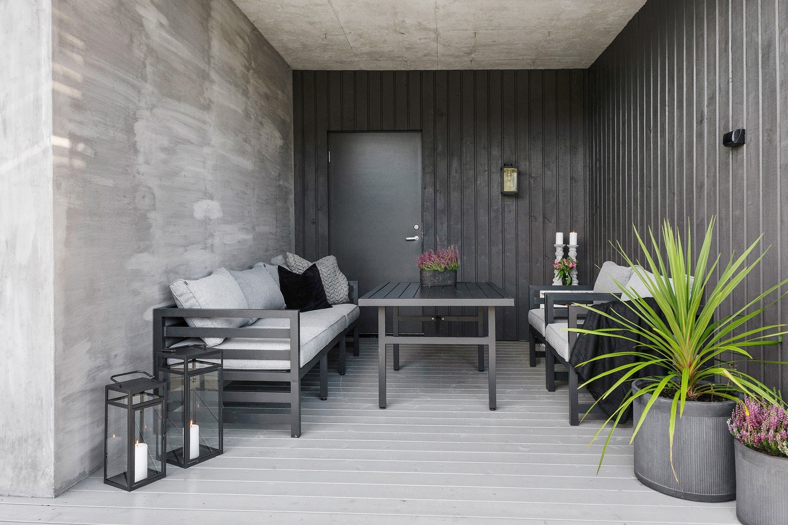 Deler av terrassen er inntrukket og overbygd, noe som gir et lunt og fint sted å sitte uansett vær. Galleribilde