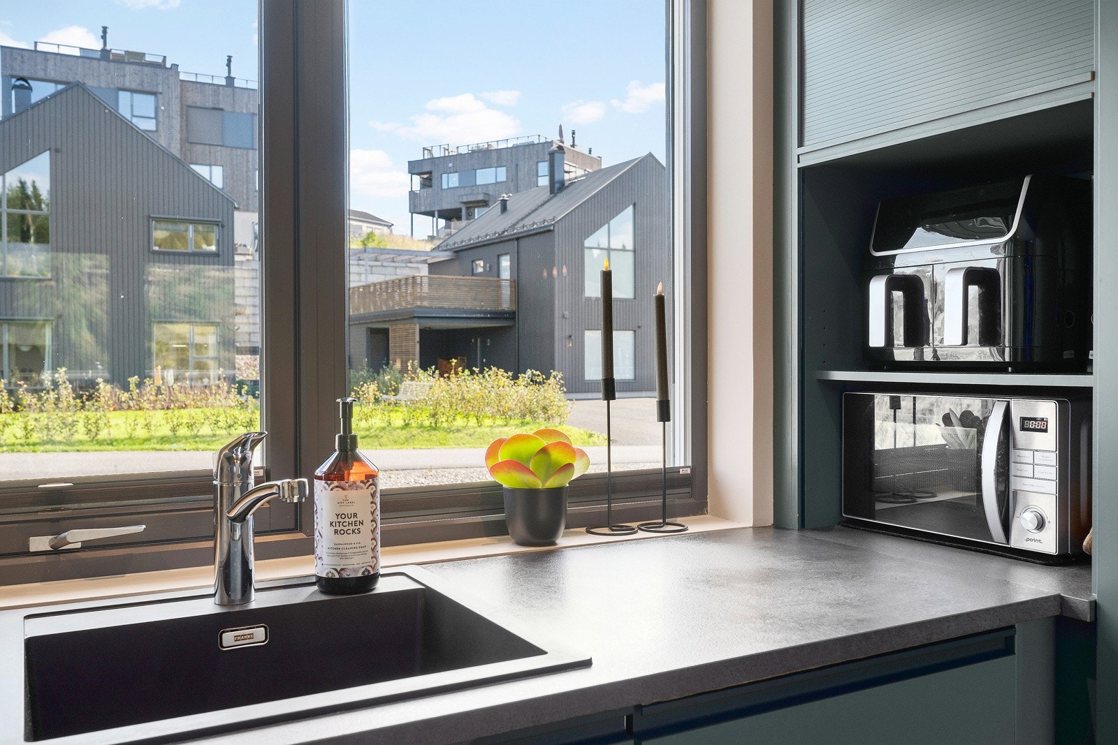 Hyggelig utsikt ut i nabolaget. Galleribilde