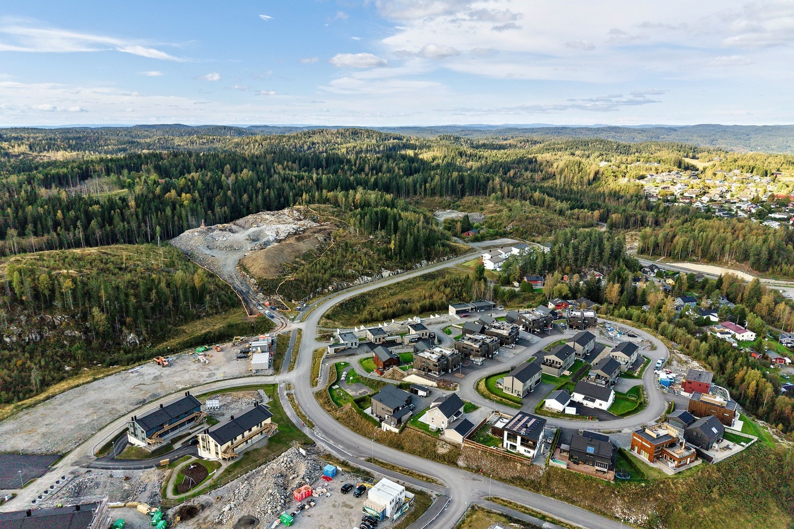 Det er kort vei til butikk, bussholdeplass og skole/bhg. Galleribilde