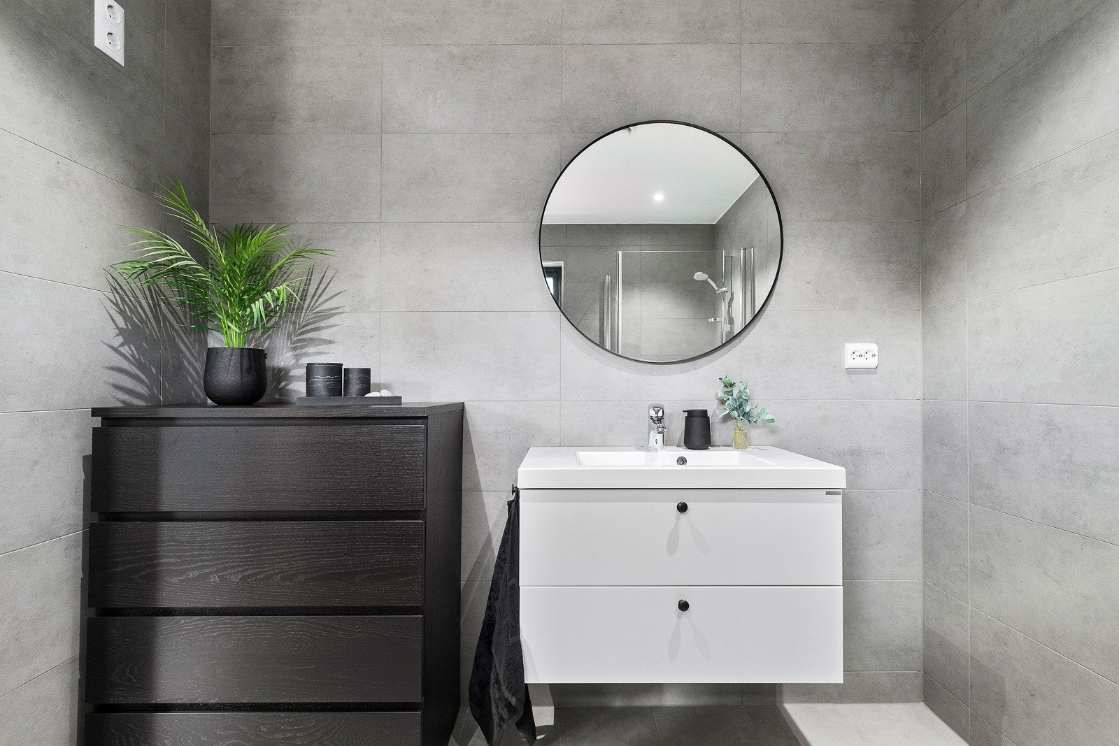 Badet har god plass til oppbevaring. Galleribilde