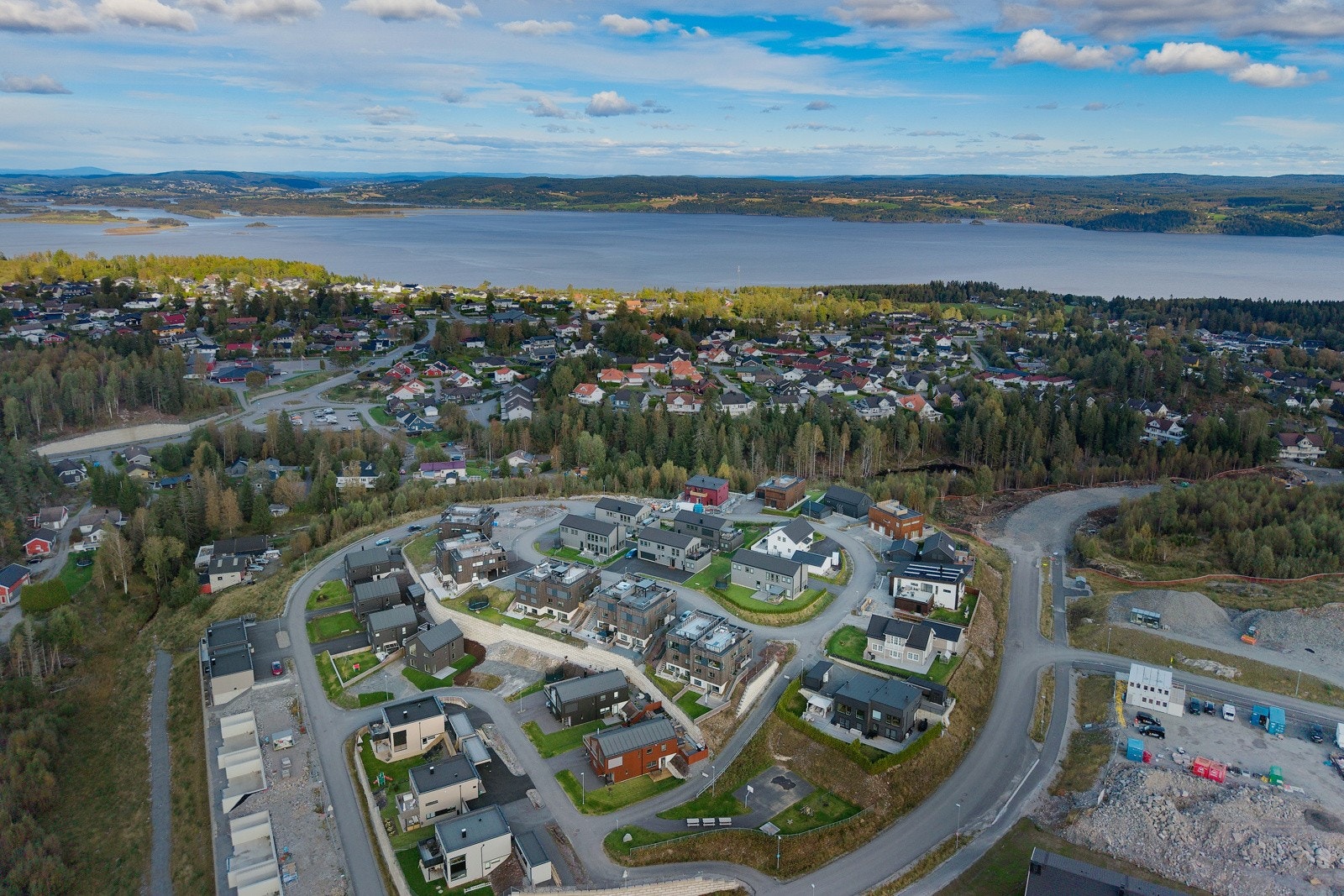 Fra Flateby bruker du ca. 20 min til Lillestrøm og ca. 50 min til Gardermoen. Galleribilde