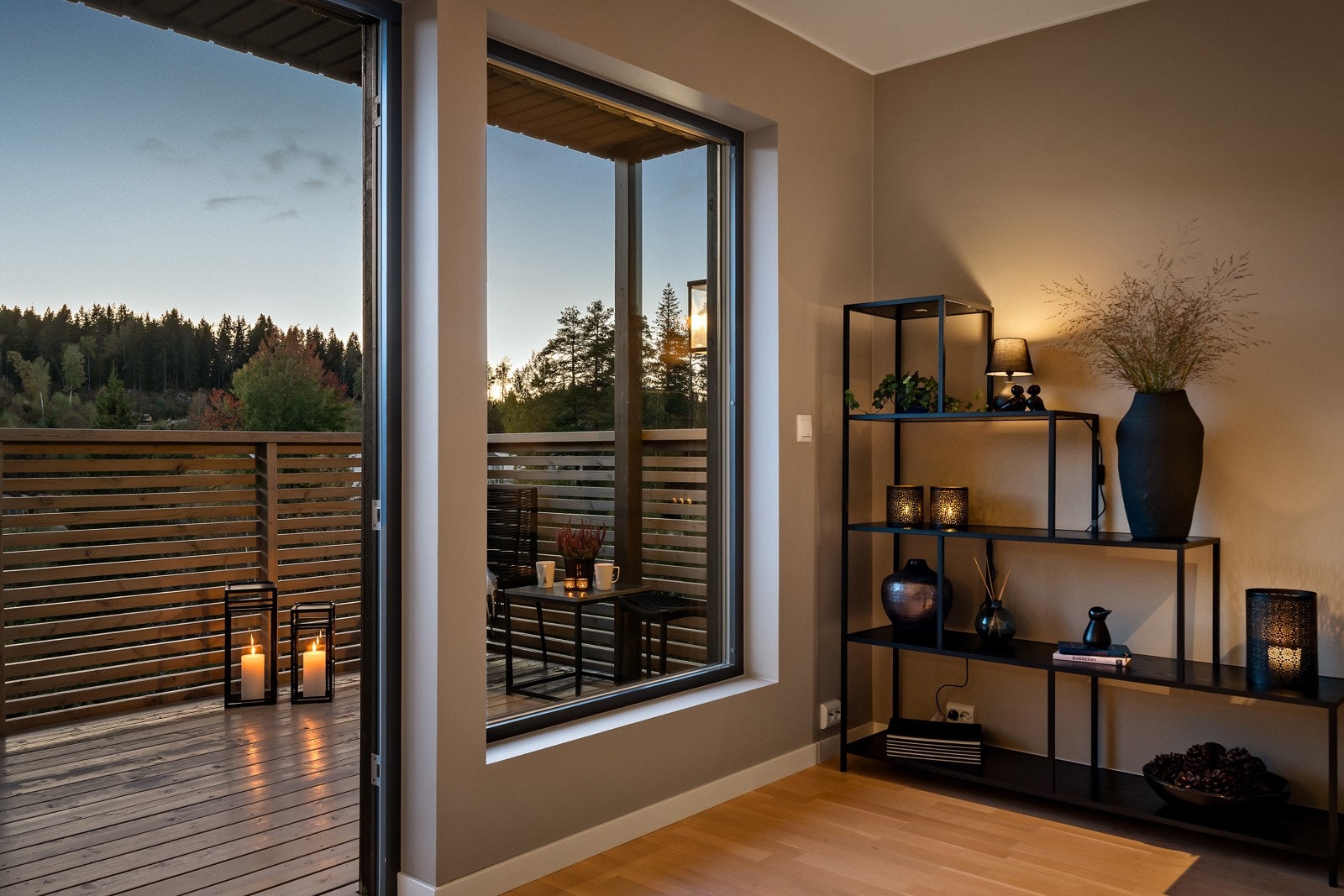 Fra stue og kjøkken er det utgang til balkong. Galleribilde