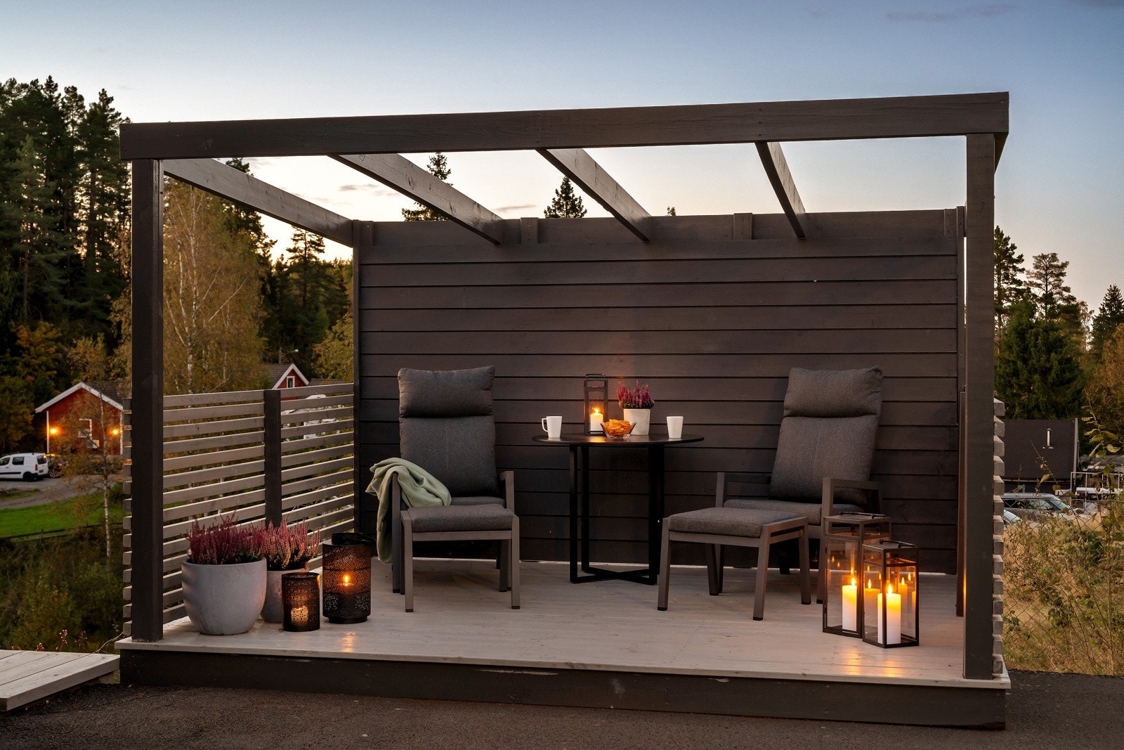 Et hyggelig sted å sitte med sol fra tidlig på morgenen Galleribilde