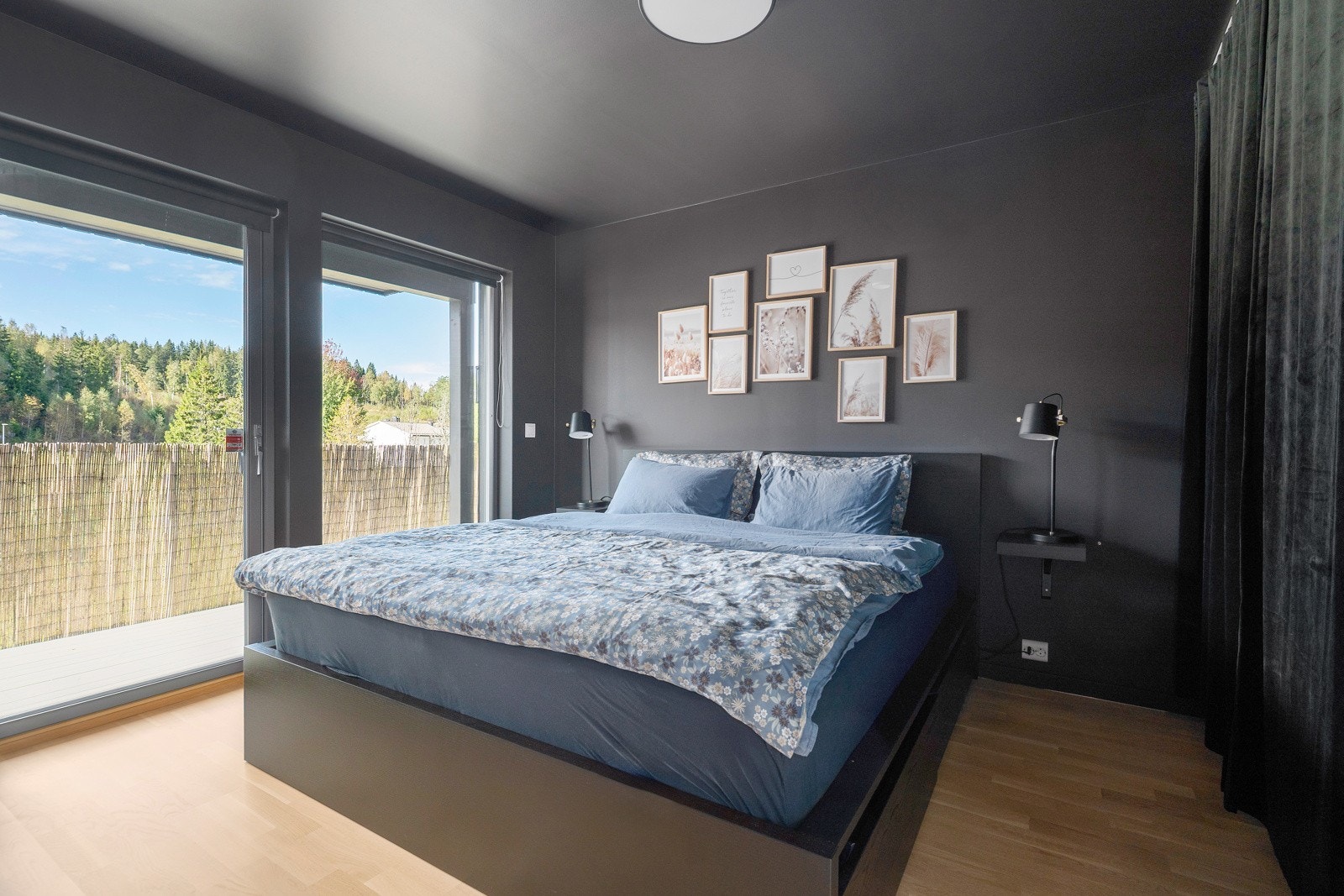 Et lunt og hyggelig hovedsoverom med store lysflater og utgang til terrassen. Galleribilde