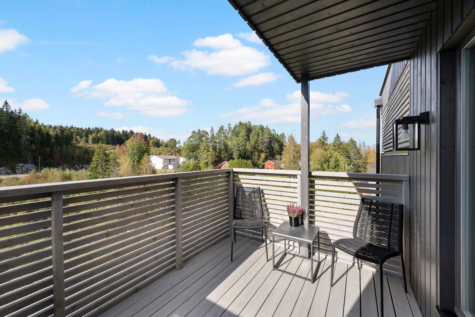 Her sitter du skjermet og lunt med gode solforhold til sen kveld. Galleribilde