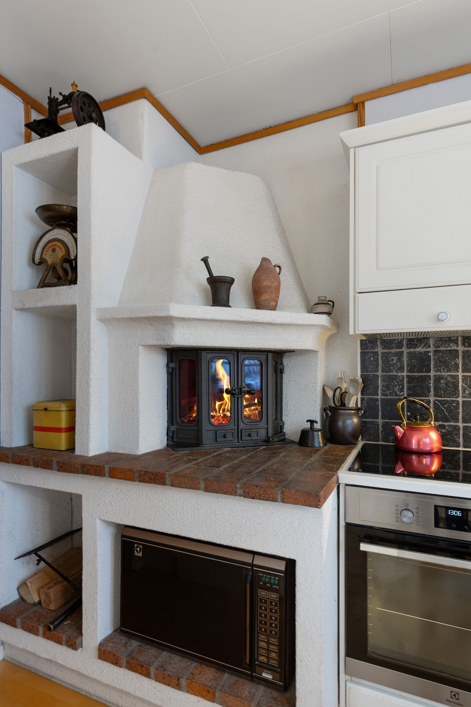 Pipeløp og peis er pusset med knust marmor. Galleribilde