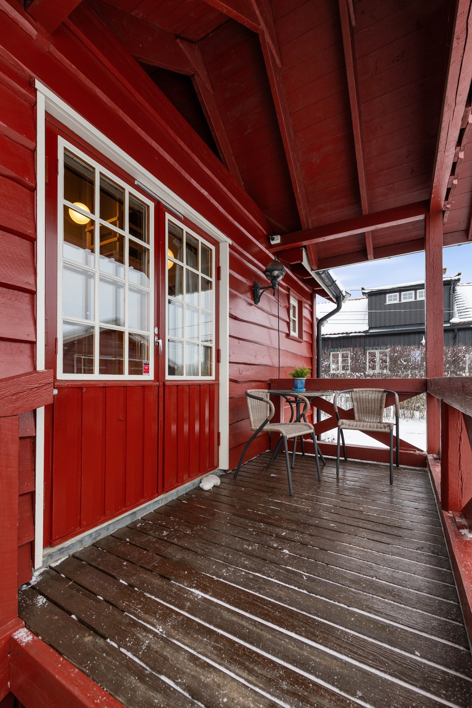 Overbygget terrasse med morgen- og formiddagssol Galleribilde