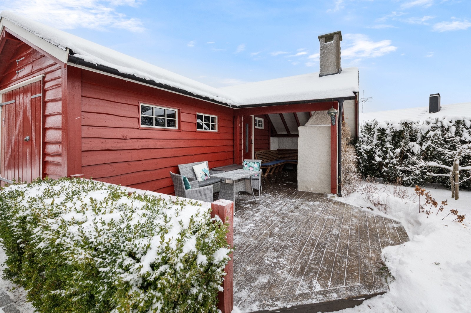 Avskjermet sørvendt bakhage med terrasse og utepeis Galleribilde