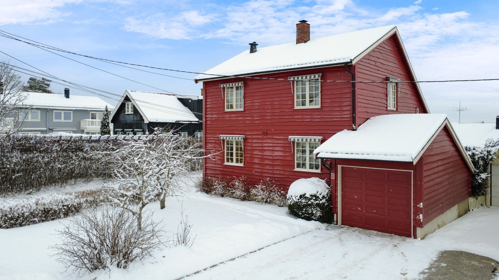 Boligen har 2 garasjer plassert på hver sin side av huset Galleribilde